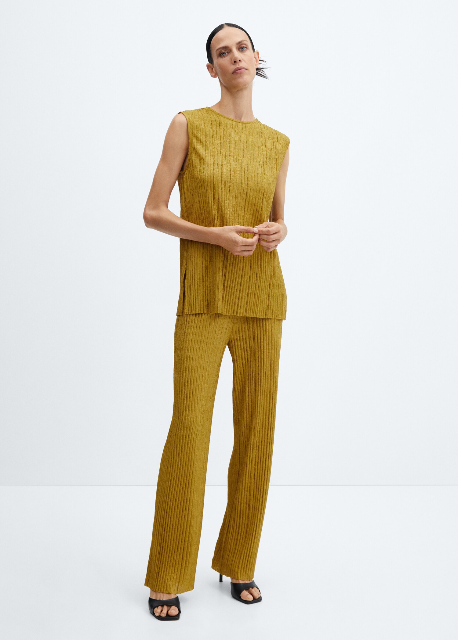 Sleeveless pleated top - General plane