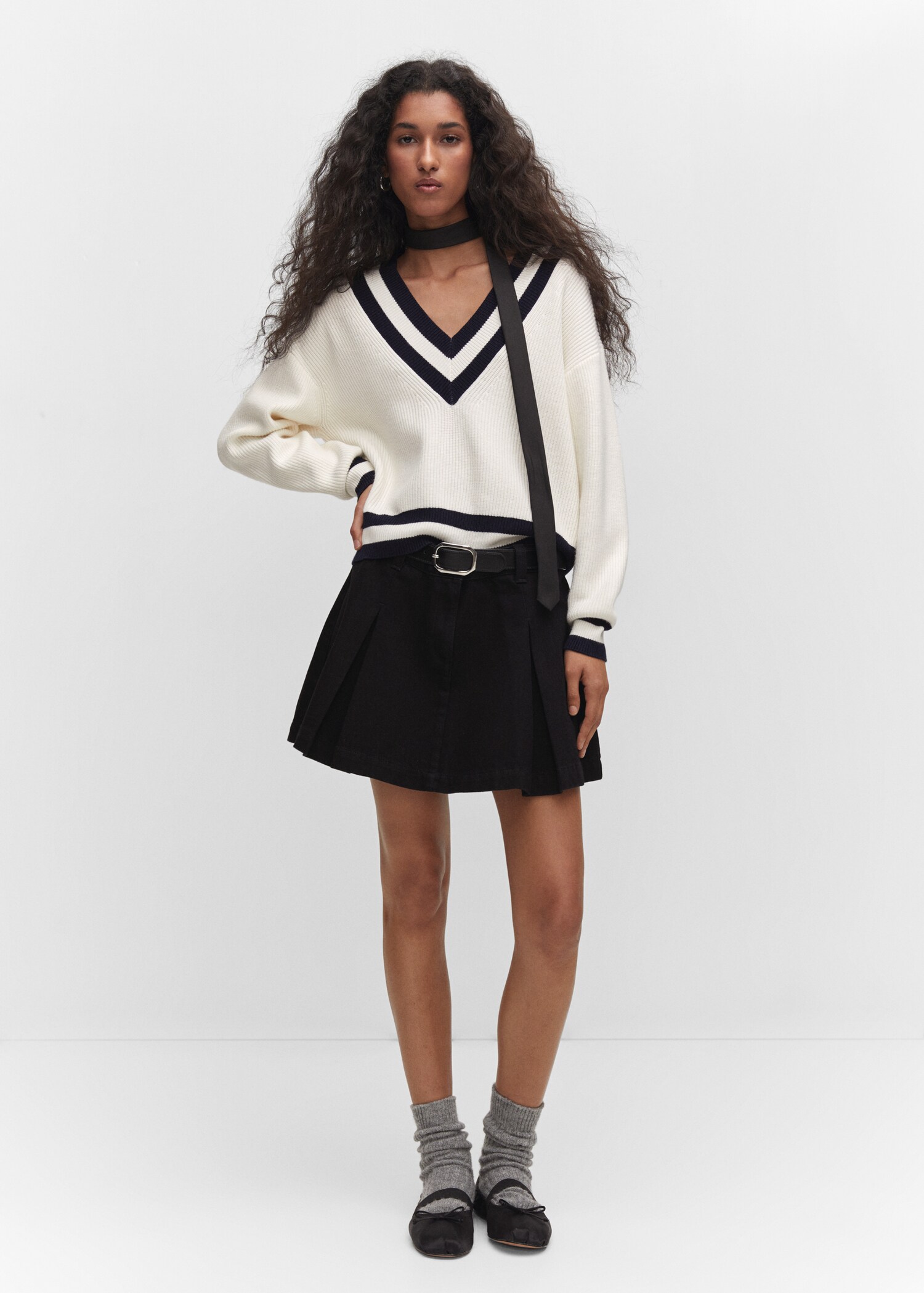 Contrasting V-neck sweater - General plane