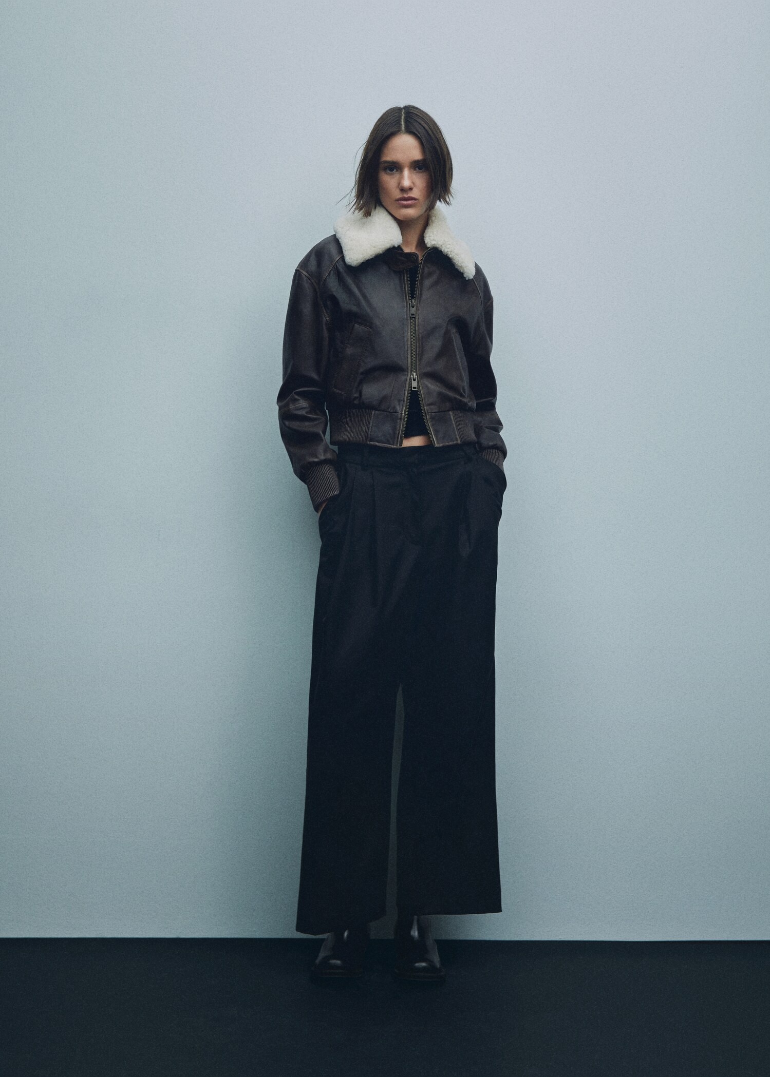 Leather bomber jacket with shearling collar - Details of the article 5