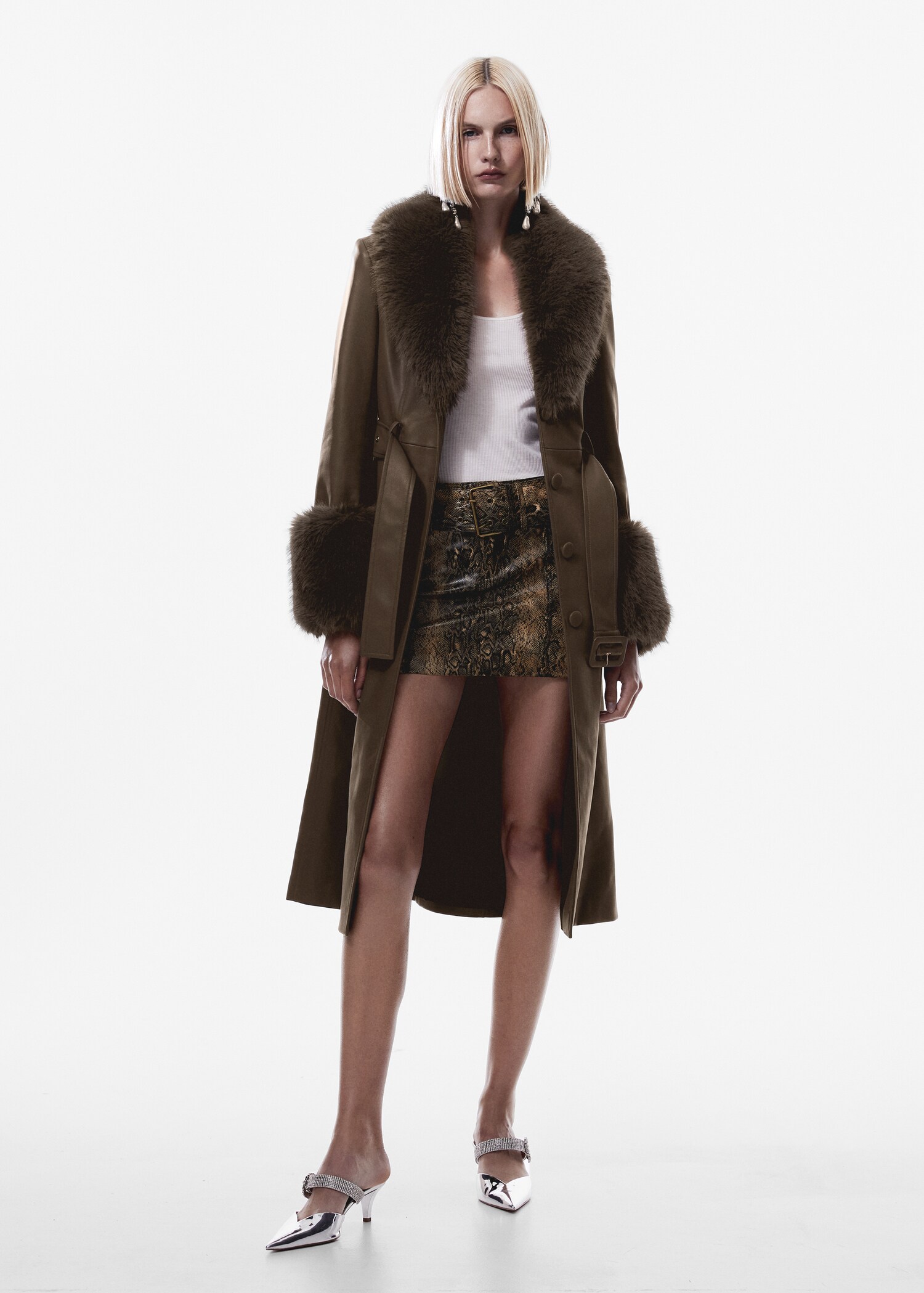 Abrigo efecto piel terminaciones pelo - Plano general