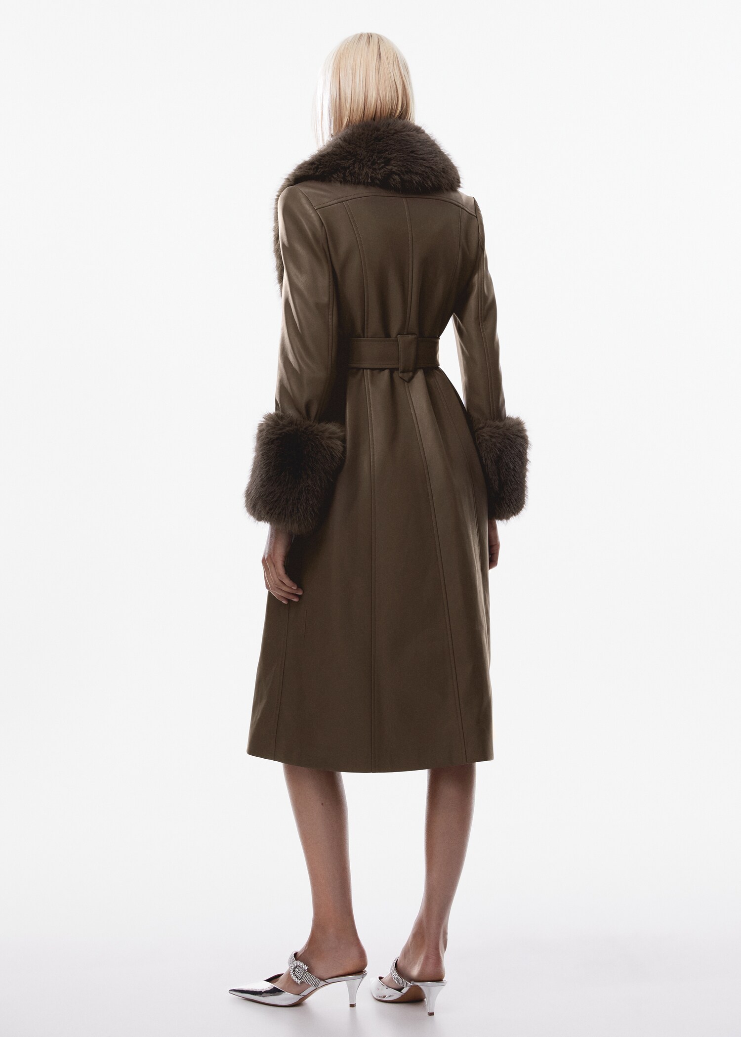 Abrigo efecto piel terminaciones pelo - Reverso del artículo