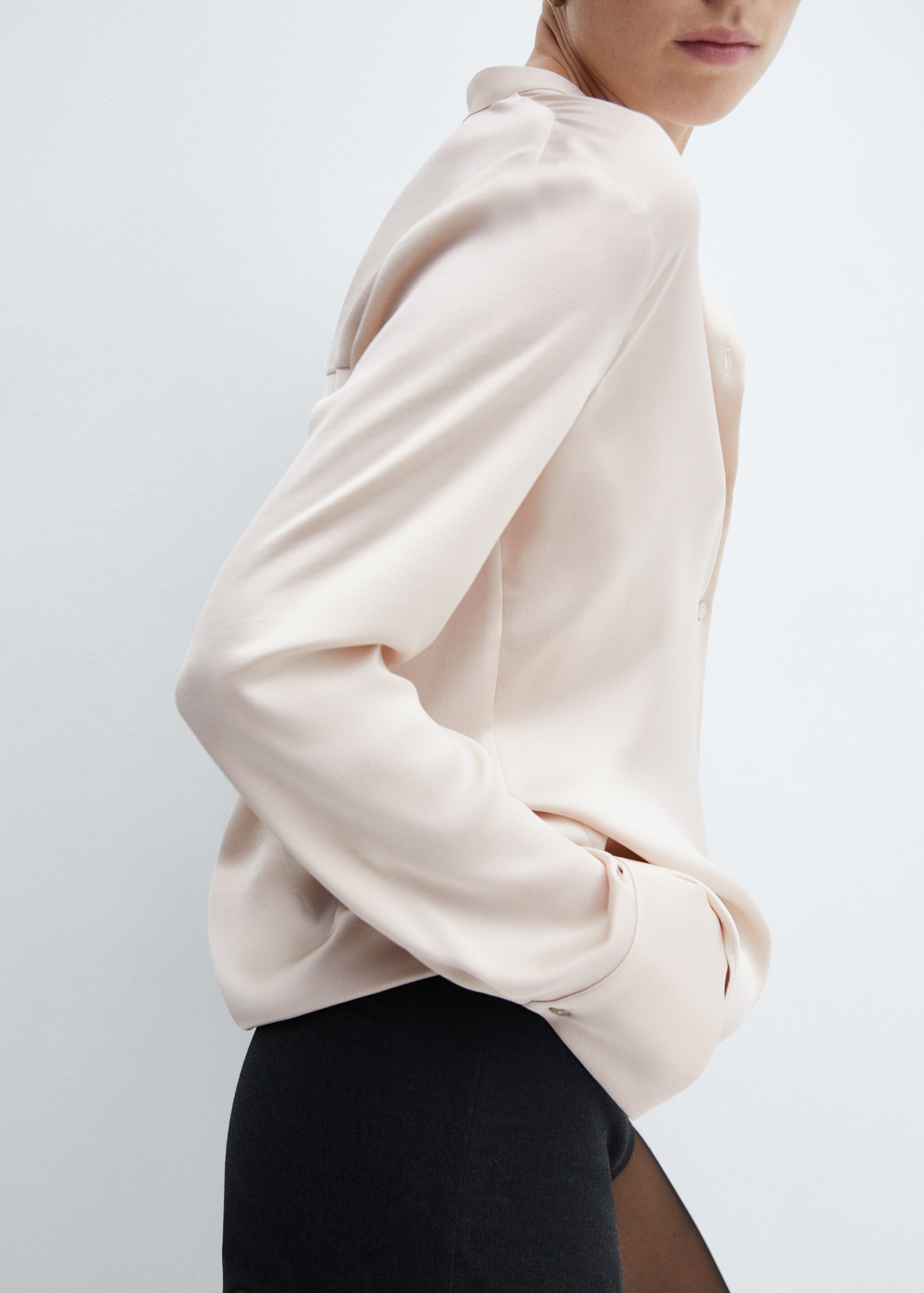 Round-neck satin shirt - Details of the article 4