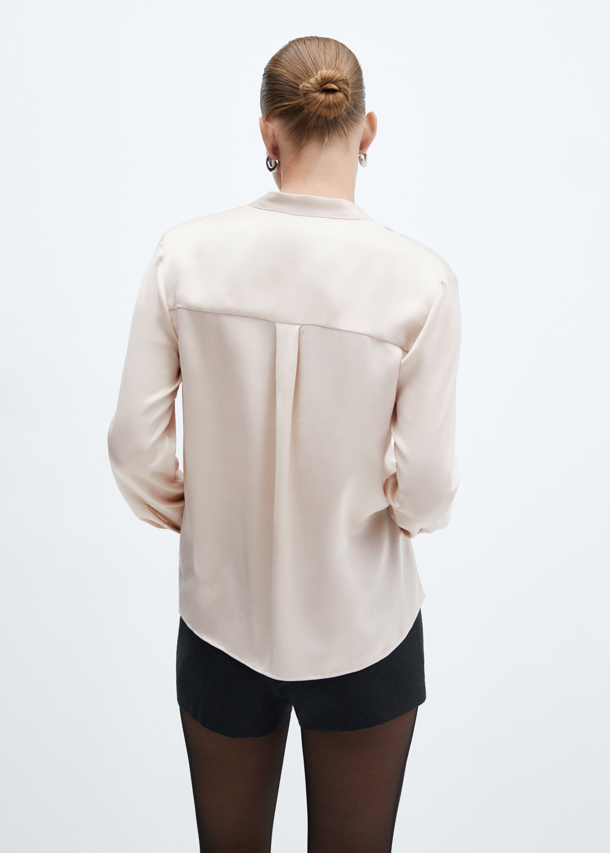 Round-neck satin shirt - Reverse of the article