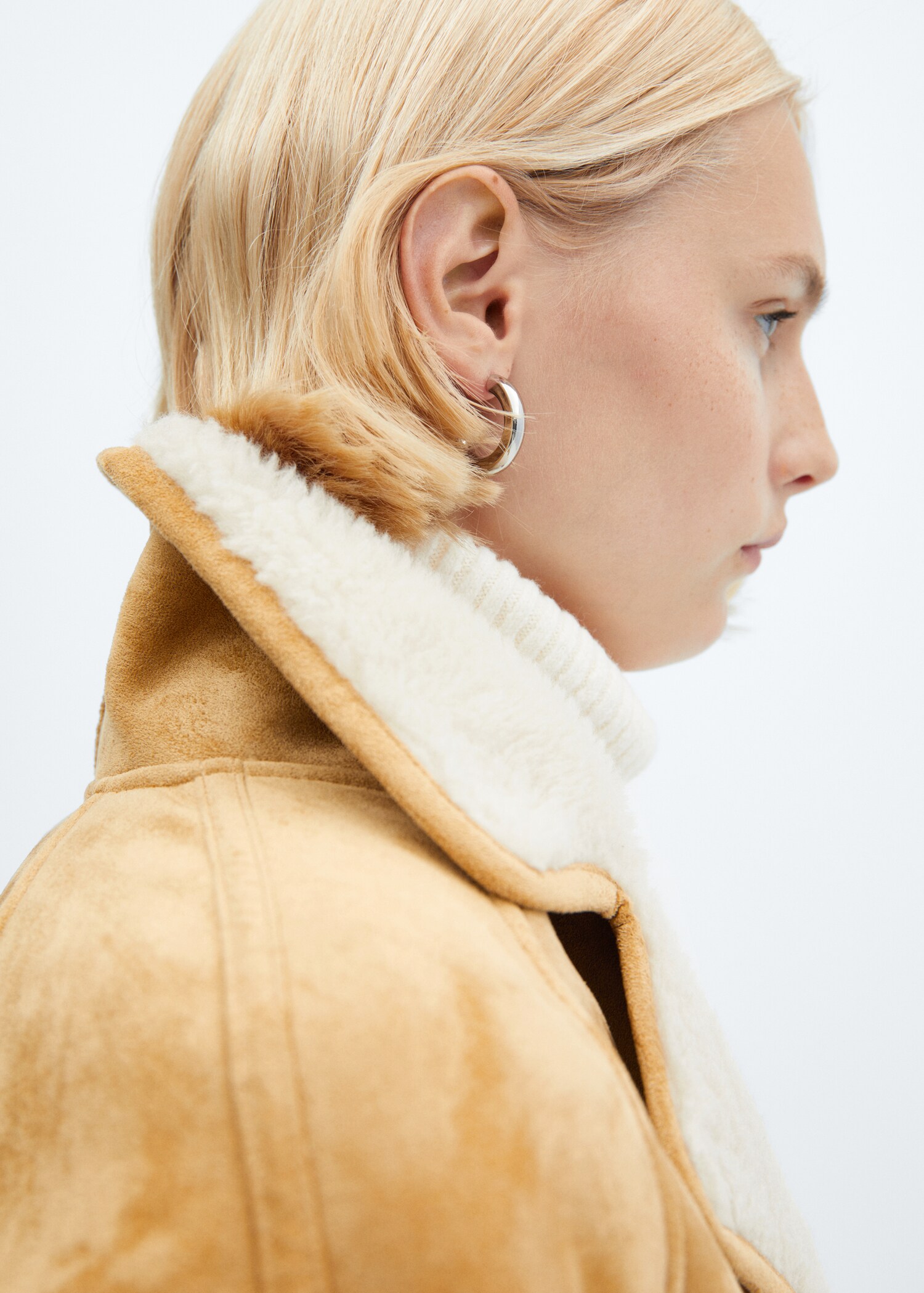 Shearling-lined coat with buttons - Woman | MANGO Montenegro