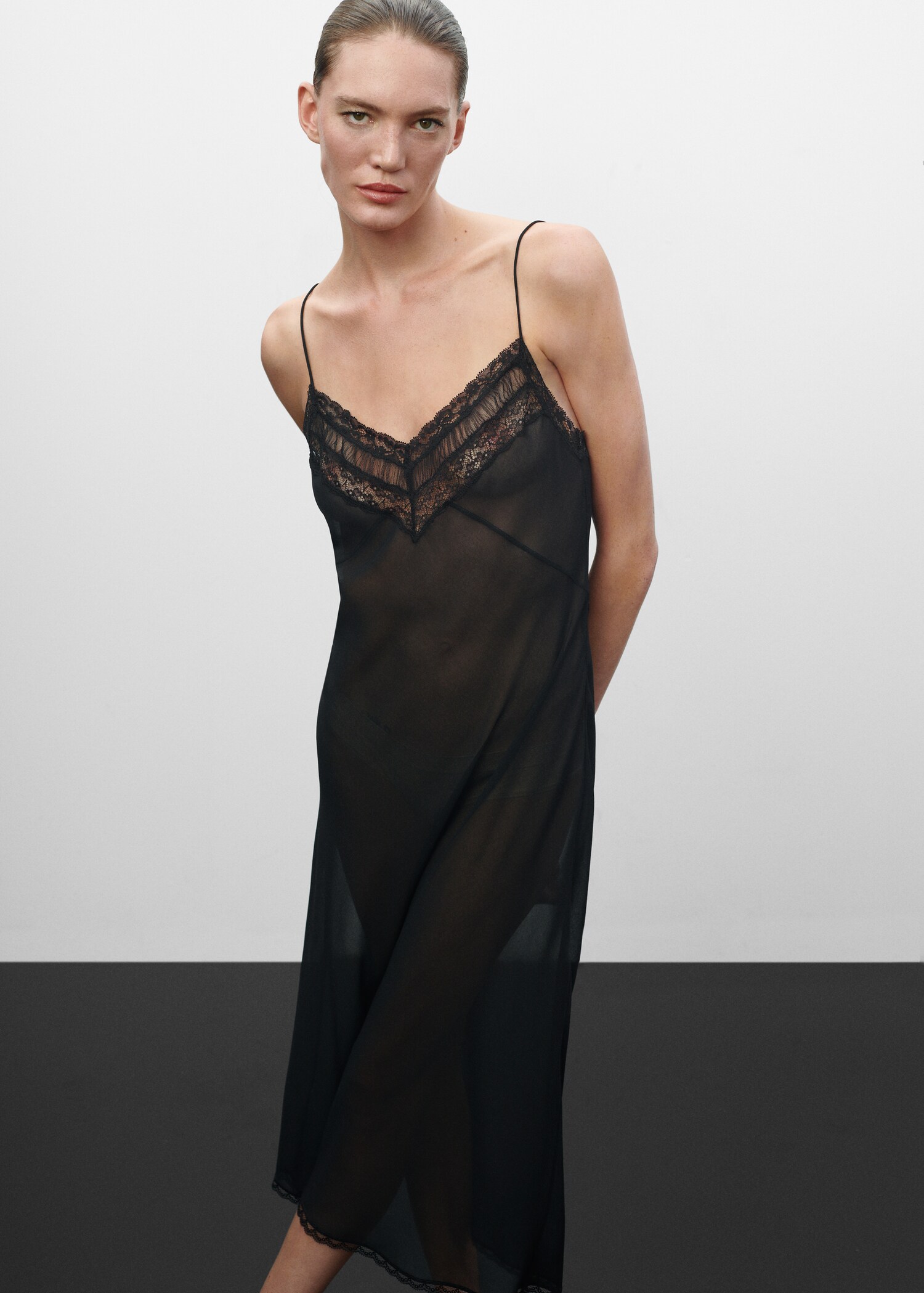 Semi-transparent lingerie dress - Plan mediu