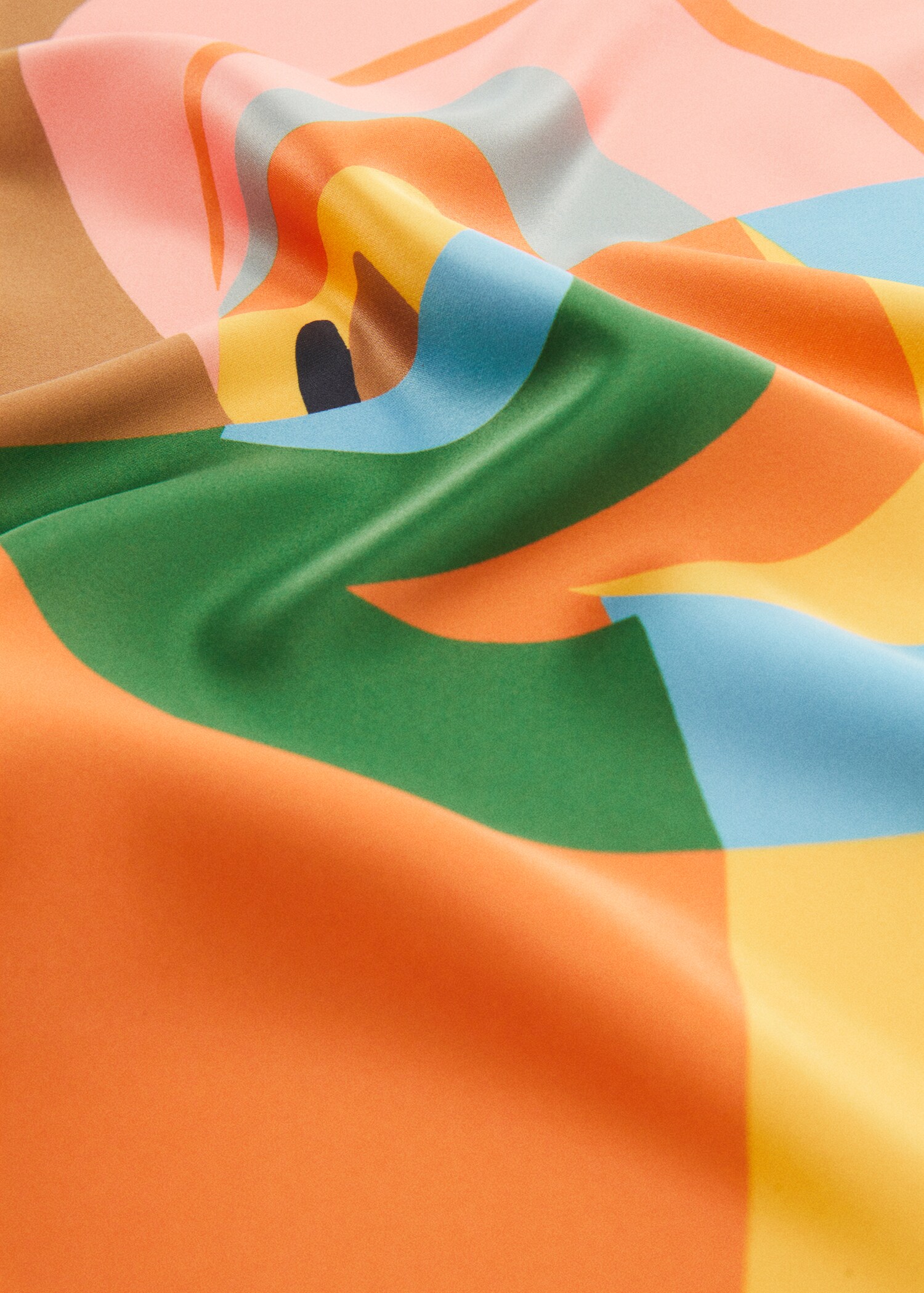 Foulard imprimé multicolore - Plan moyen