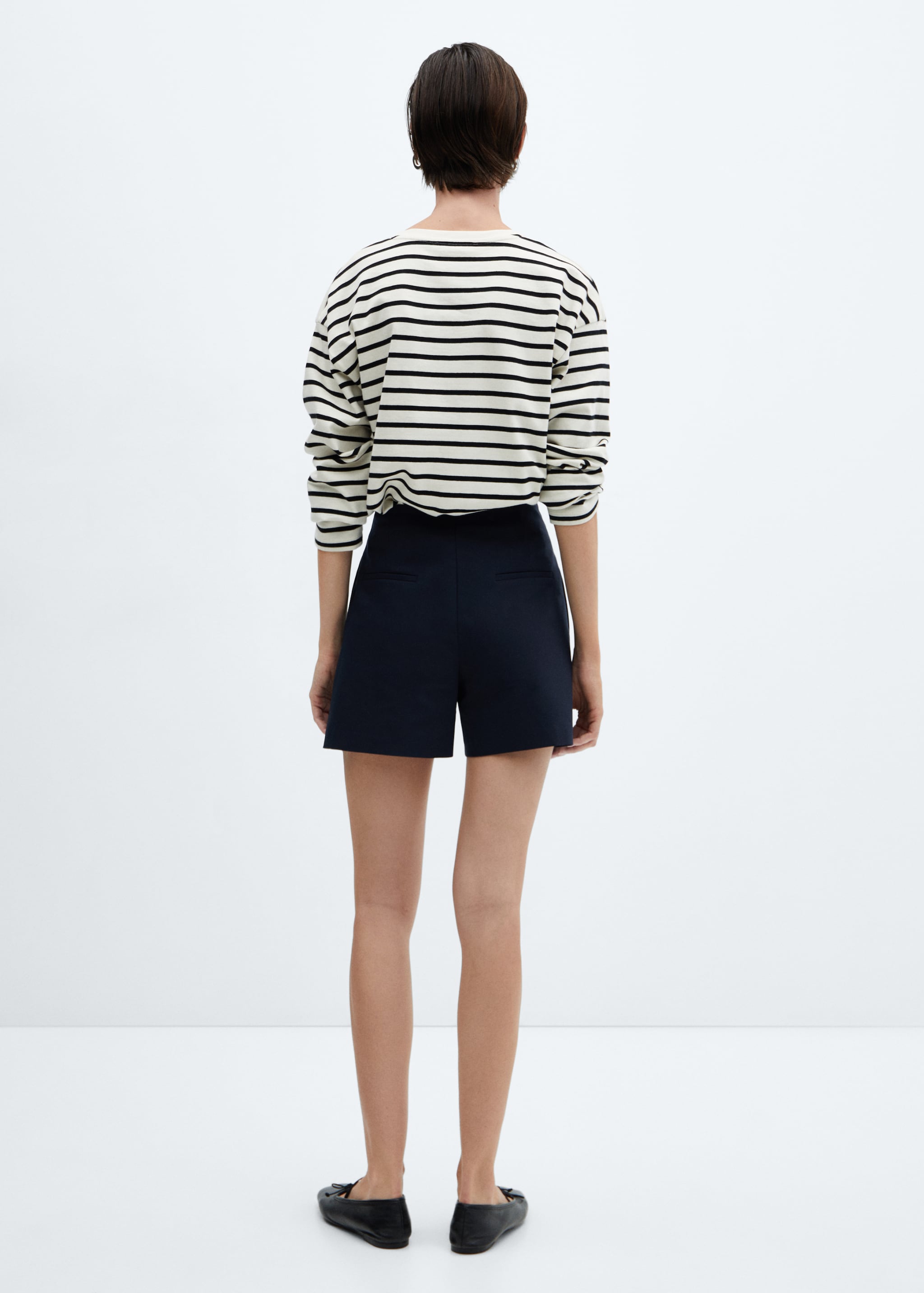 High-waist straight shorts - Reverse of the article