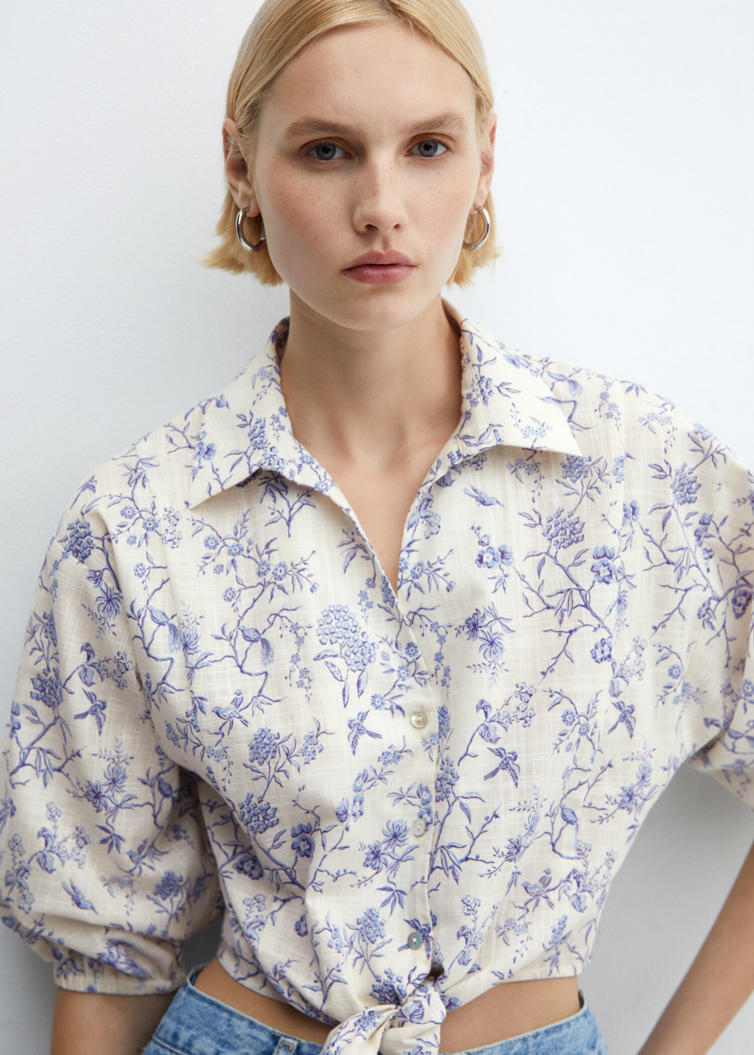 Cropped shirt with knot  - Details of the article 1