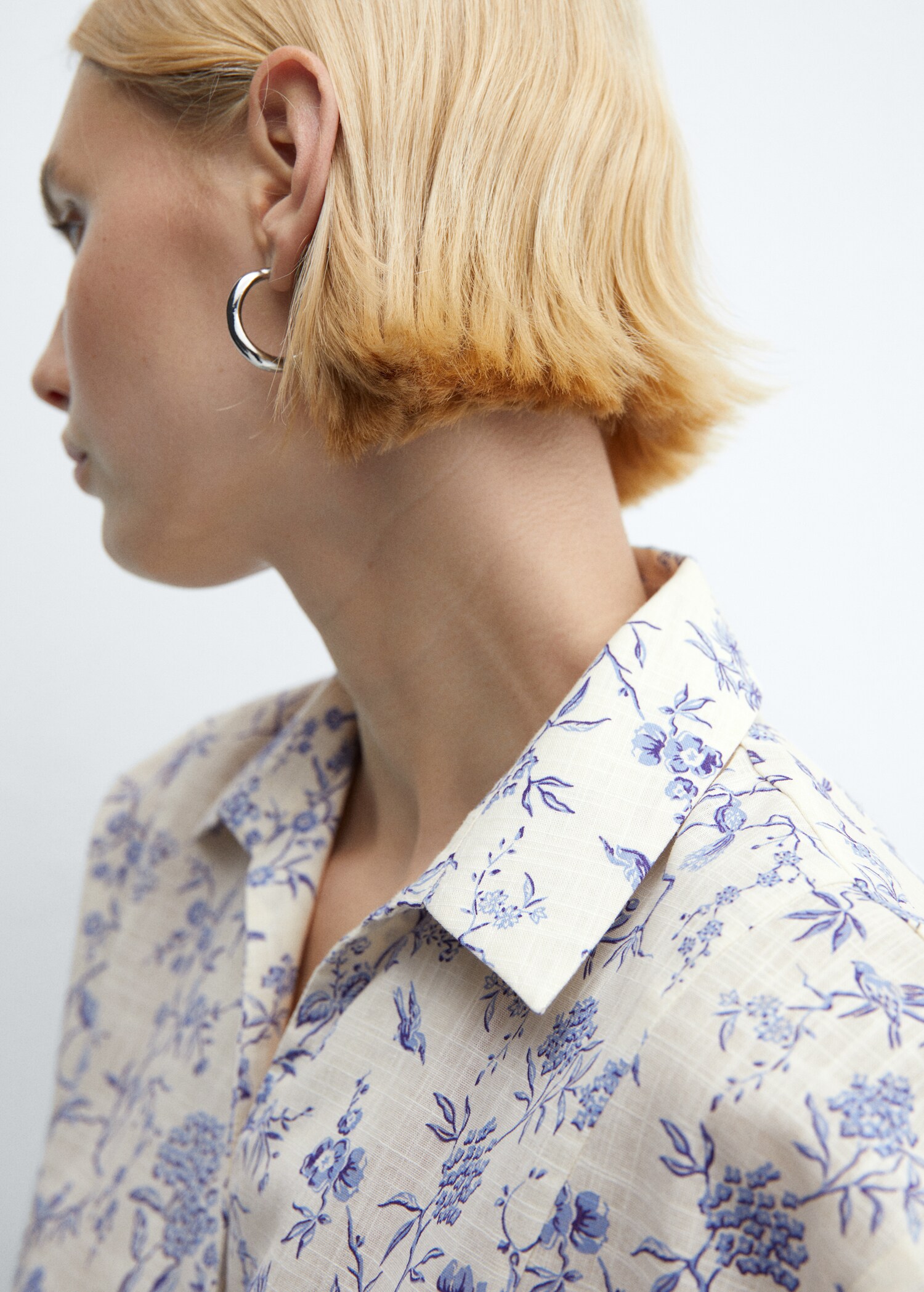 Cropped shirt with knot  - Details of the article 6
