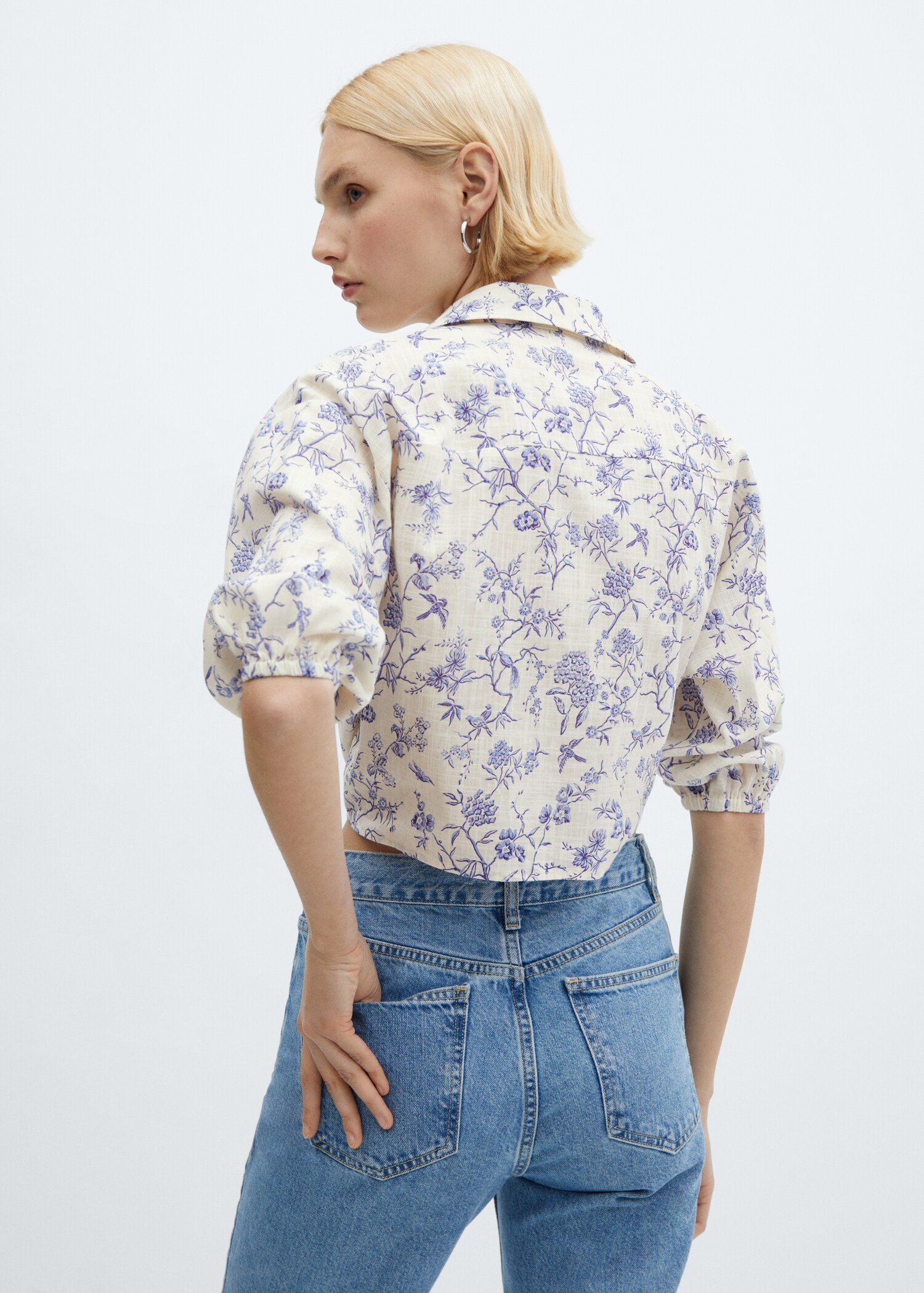 Cropped shirt with knot  - Reverse of the article