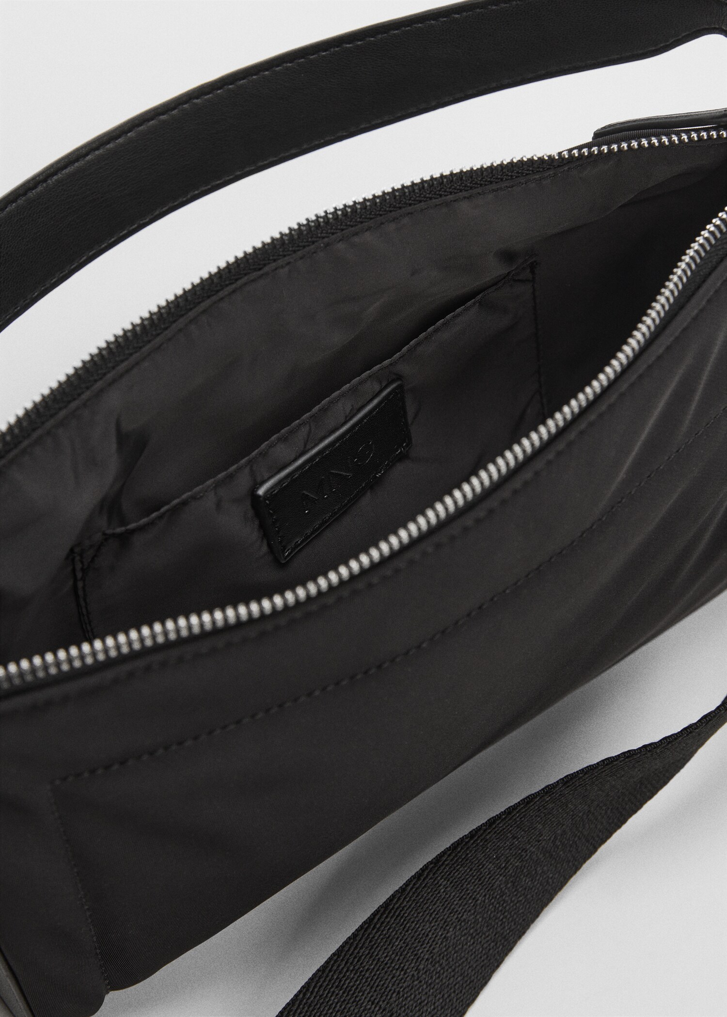 Shoulder bag with short handle - Details of the article 3