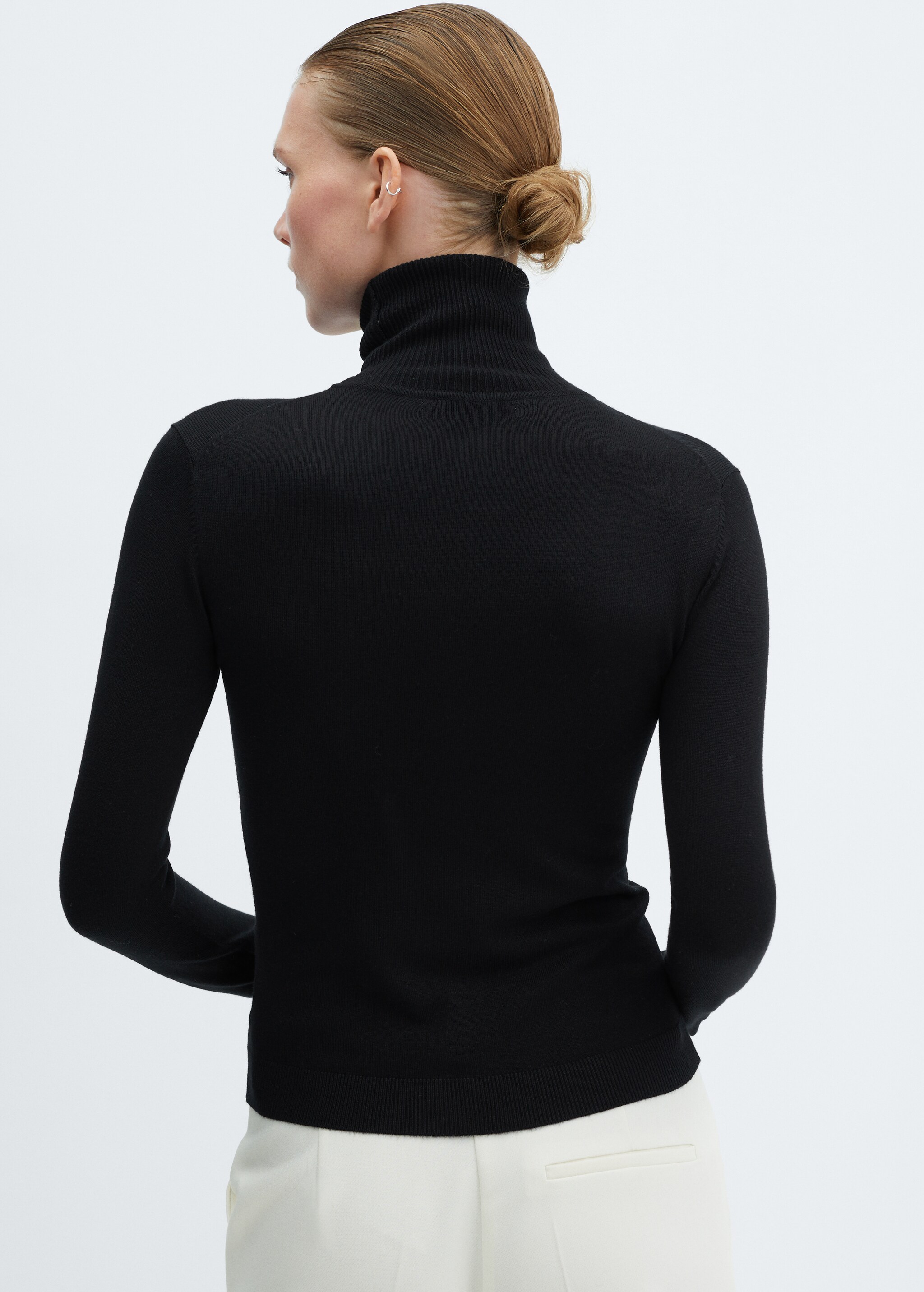 Fine-knit turtleneck sweater - Reverse of the article