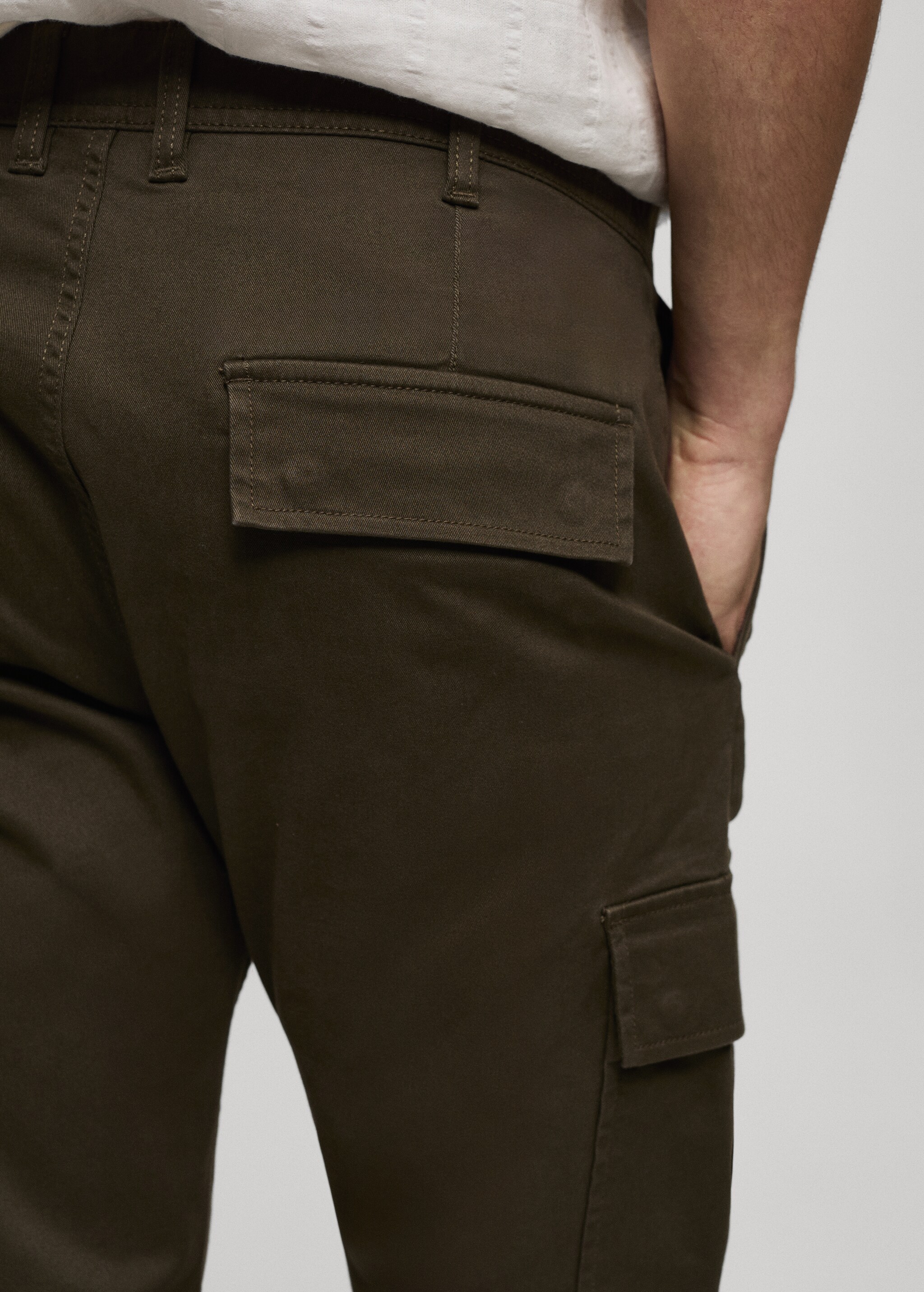 Slim-fit cotton cargo trousers - Details of the article 6