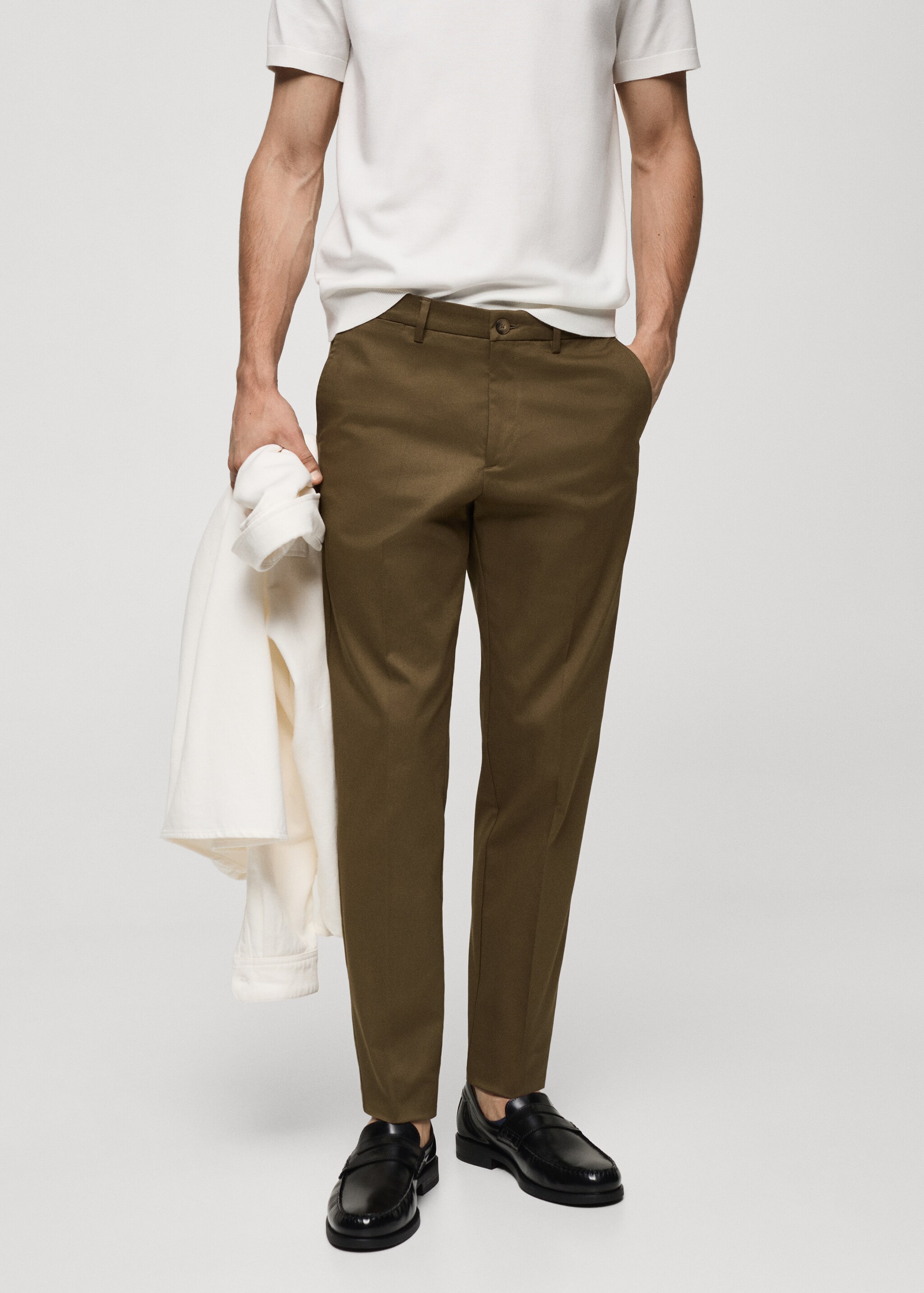 Pantalón chino slim fit - Plano medio