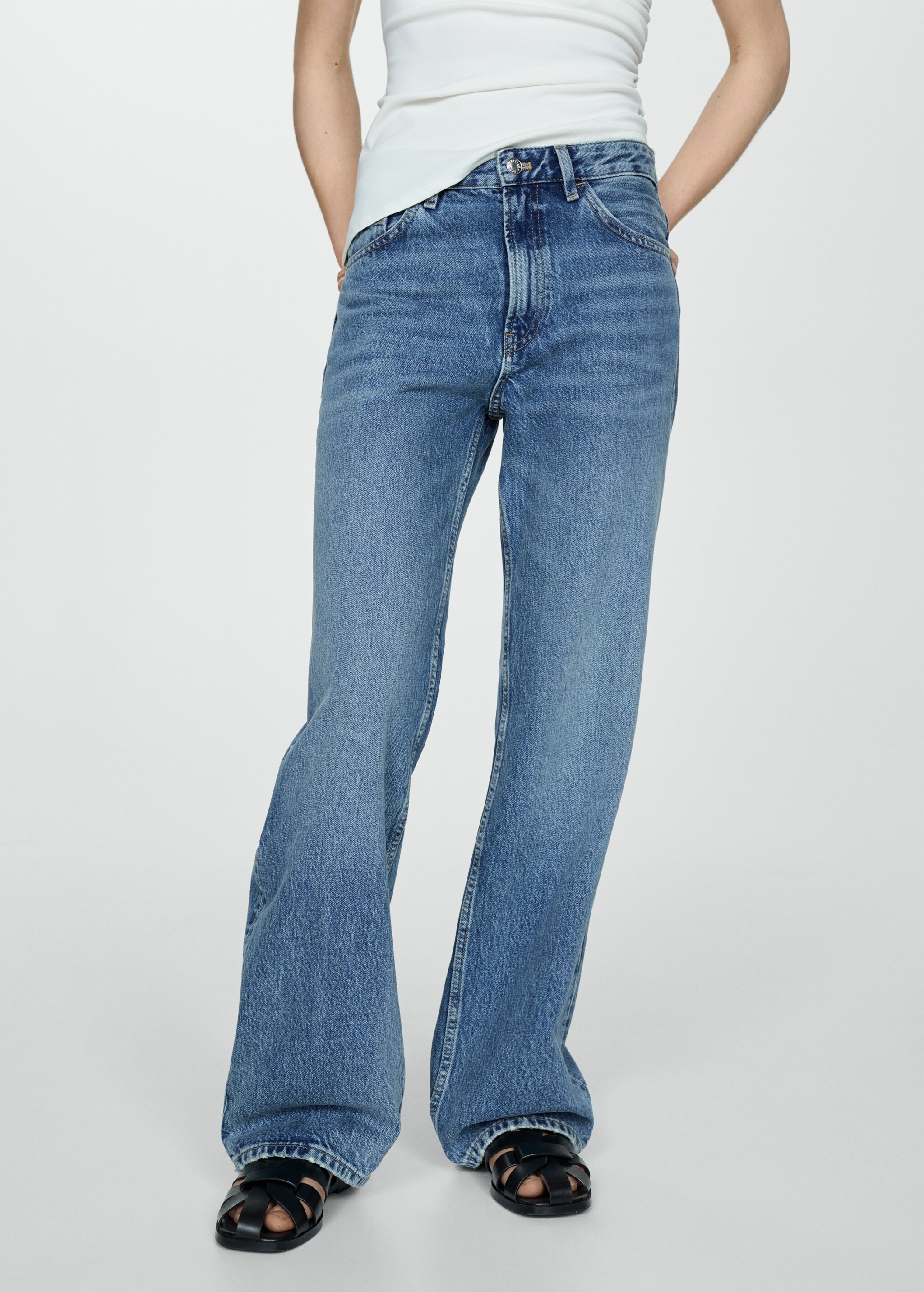 Прямые джинсы с посадкой на талии - Средний план