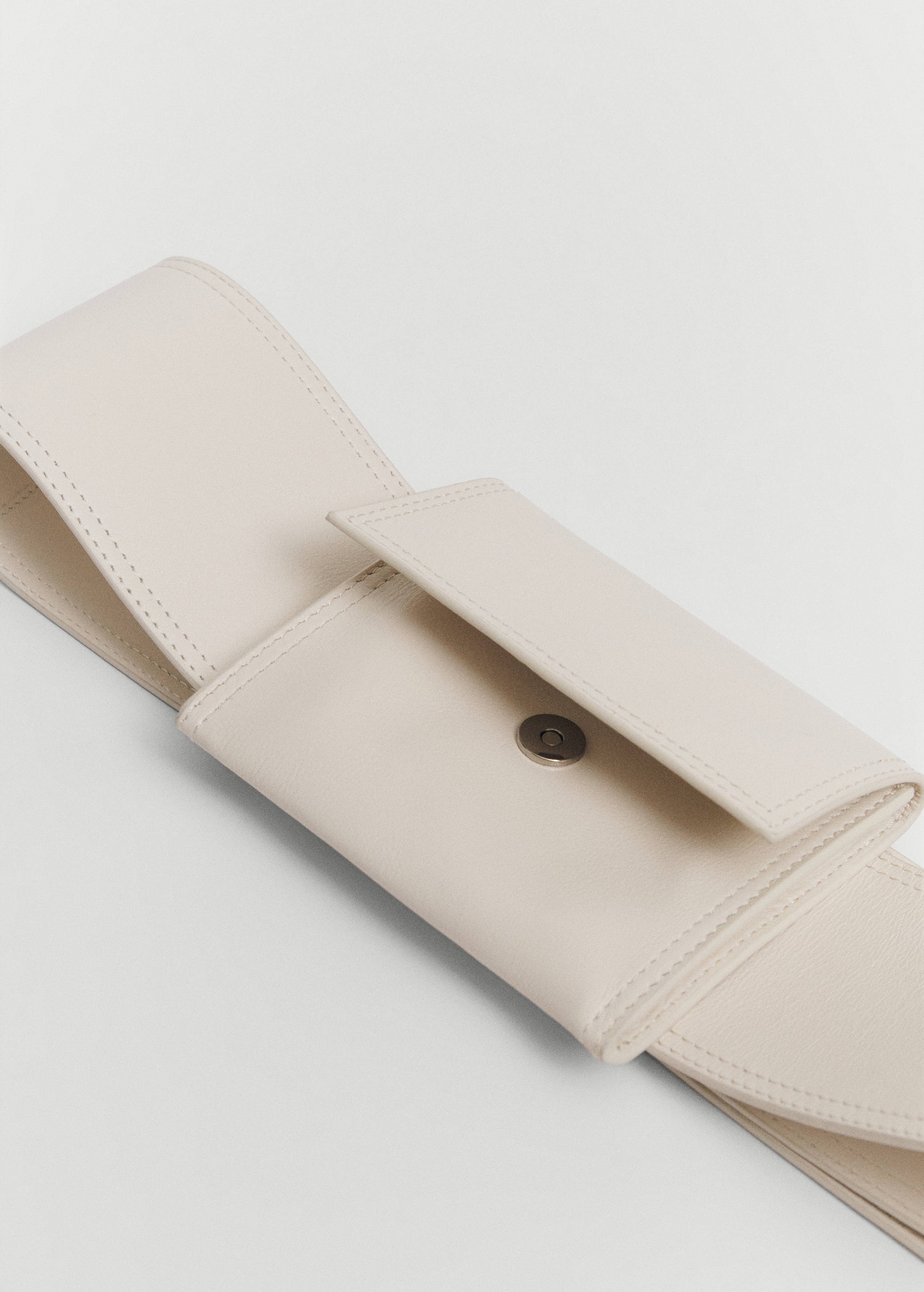حقيبة جلدية فاني بحزام - تفاصيل المنتج 2