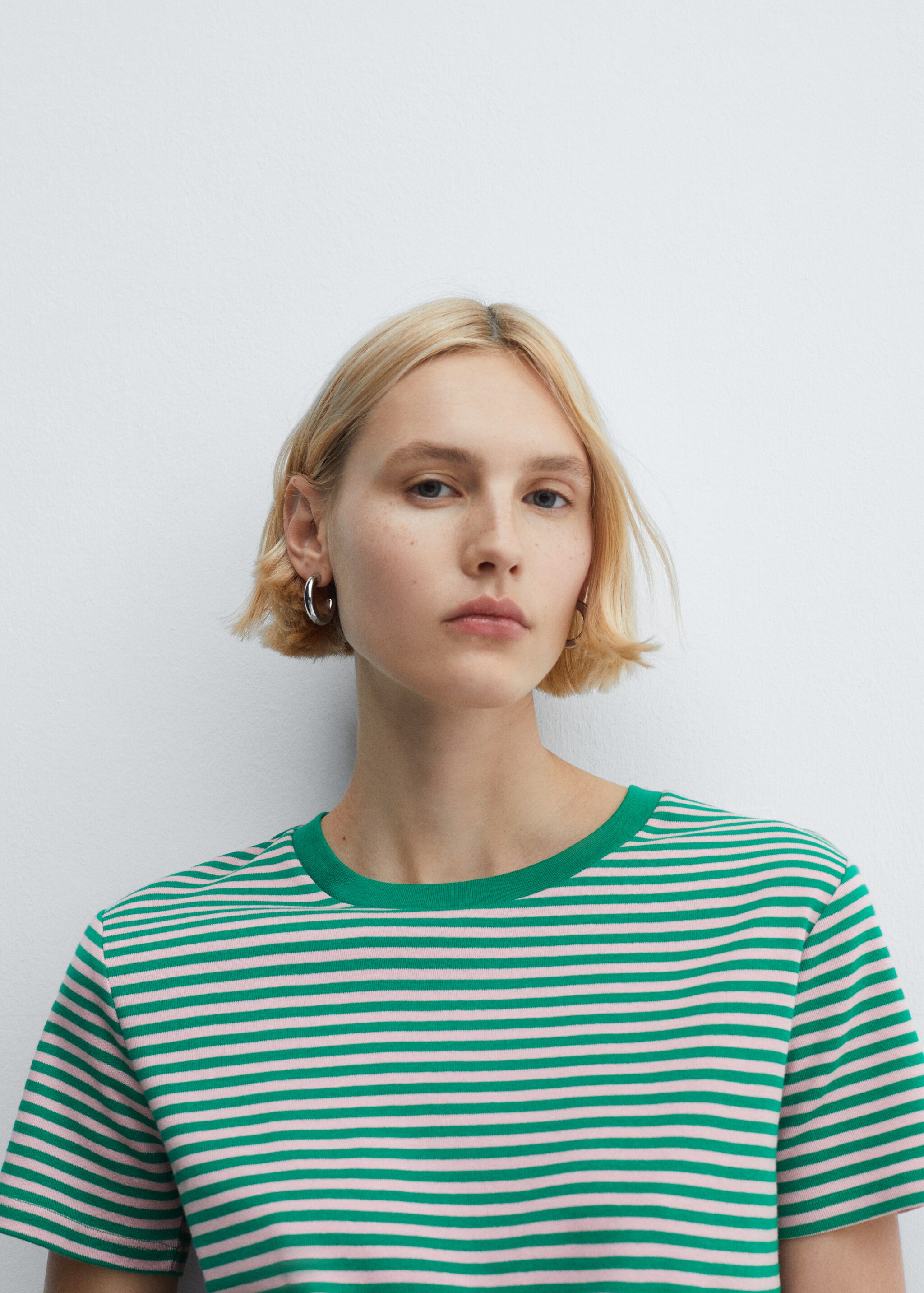 Striped short-sleeved t-shirt - Details of the article 1