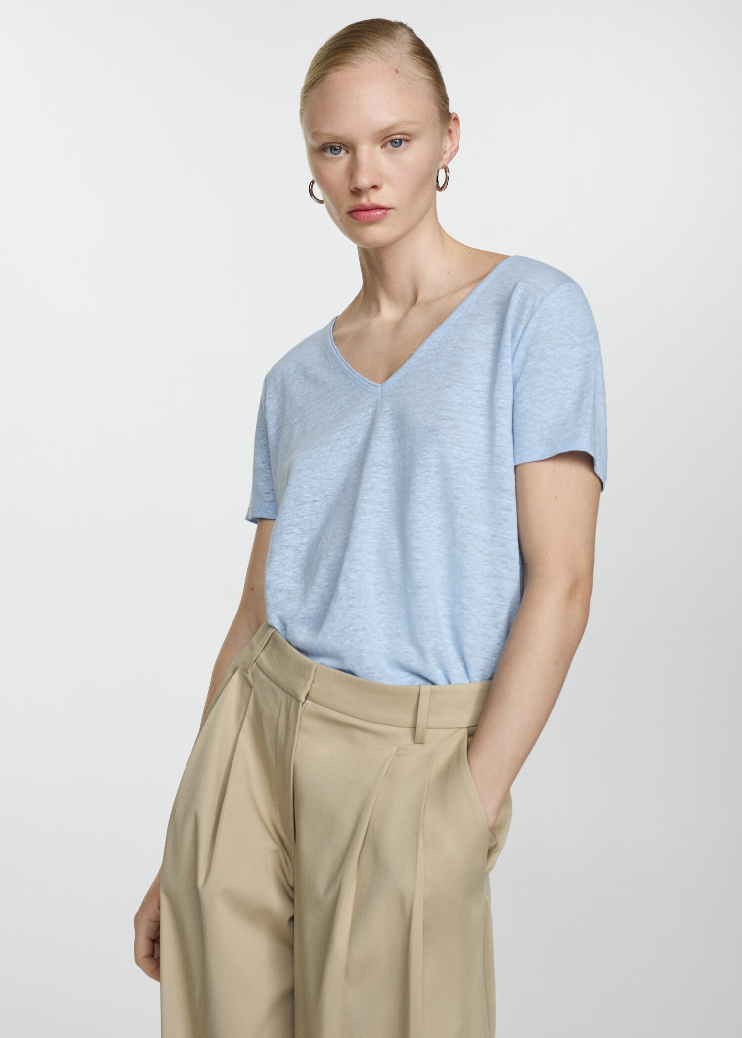 Camiseta lino cuello pico - Plano medio