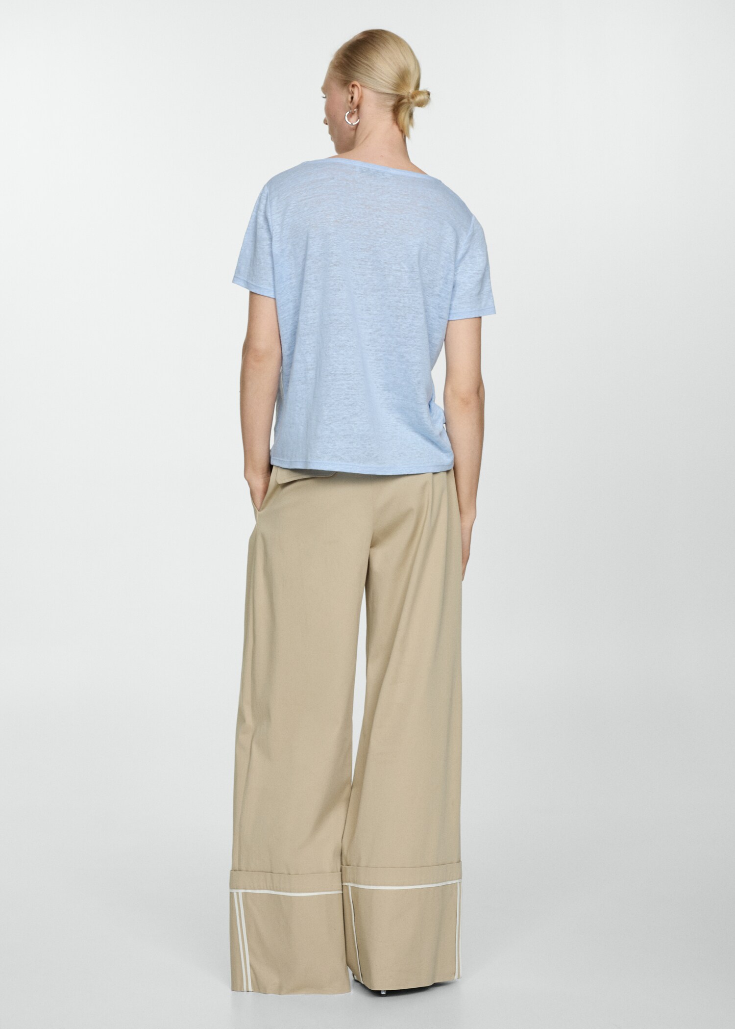 Camiseta lino cuello pico - Reverso del artículo