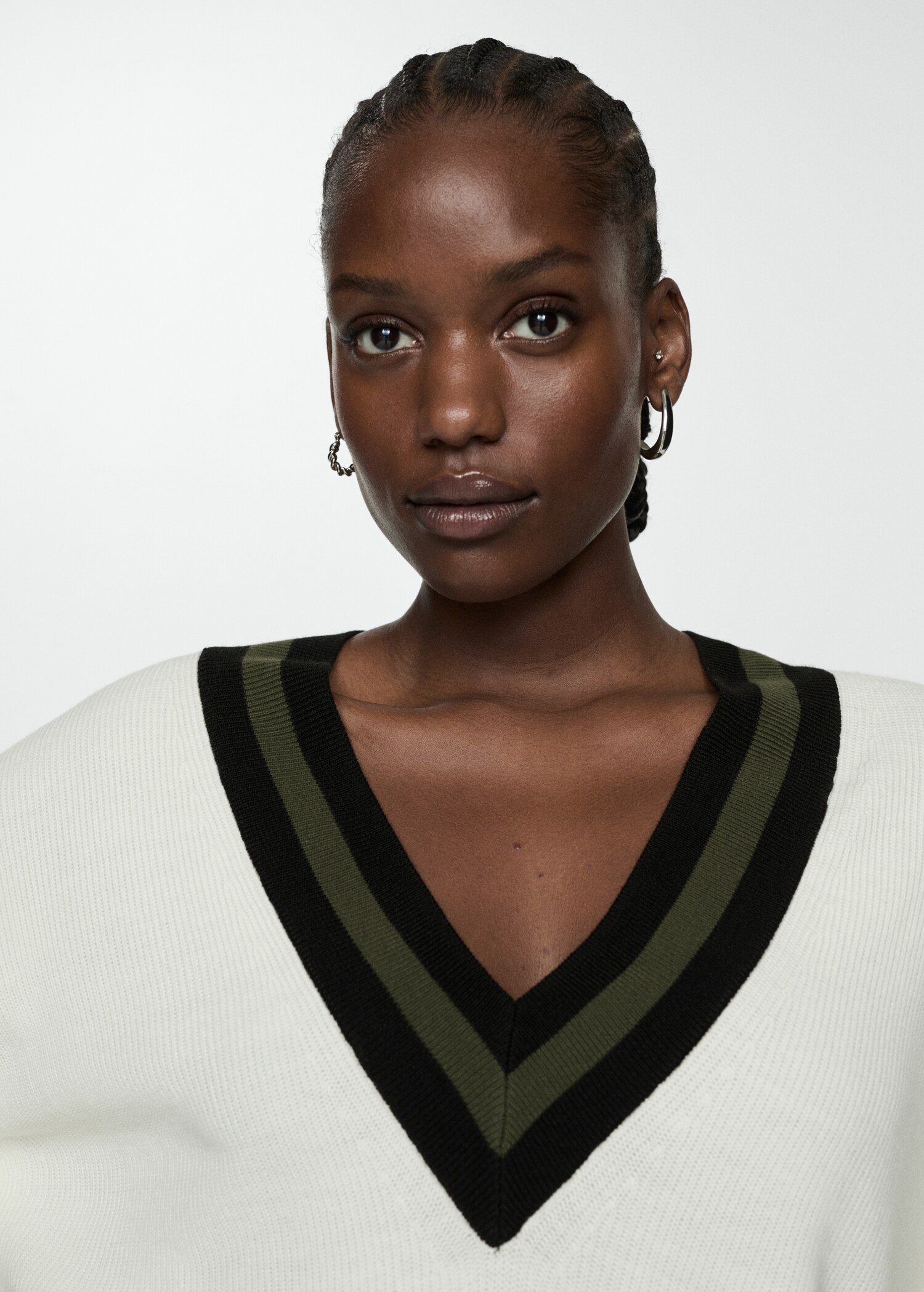 Contrasting V-neck sweater - Details of the article 4