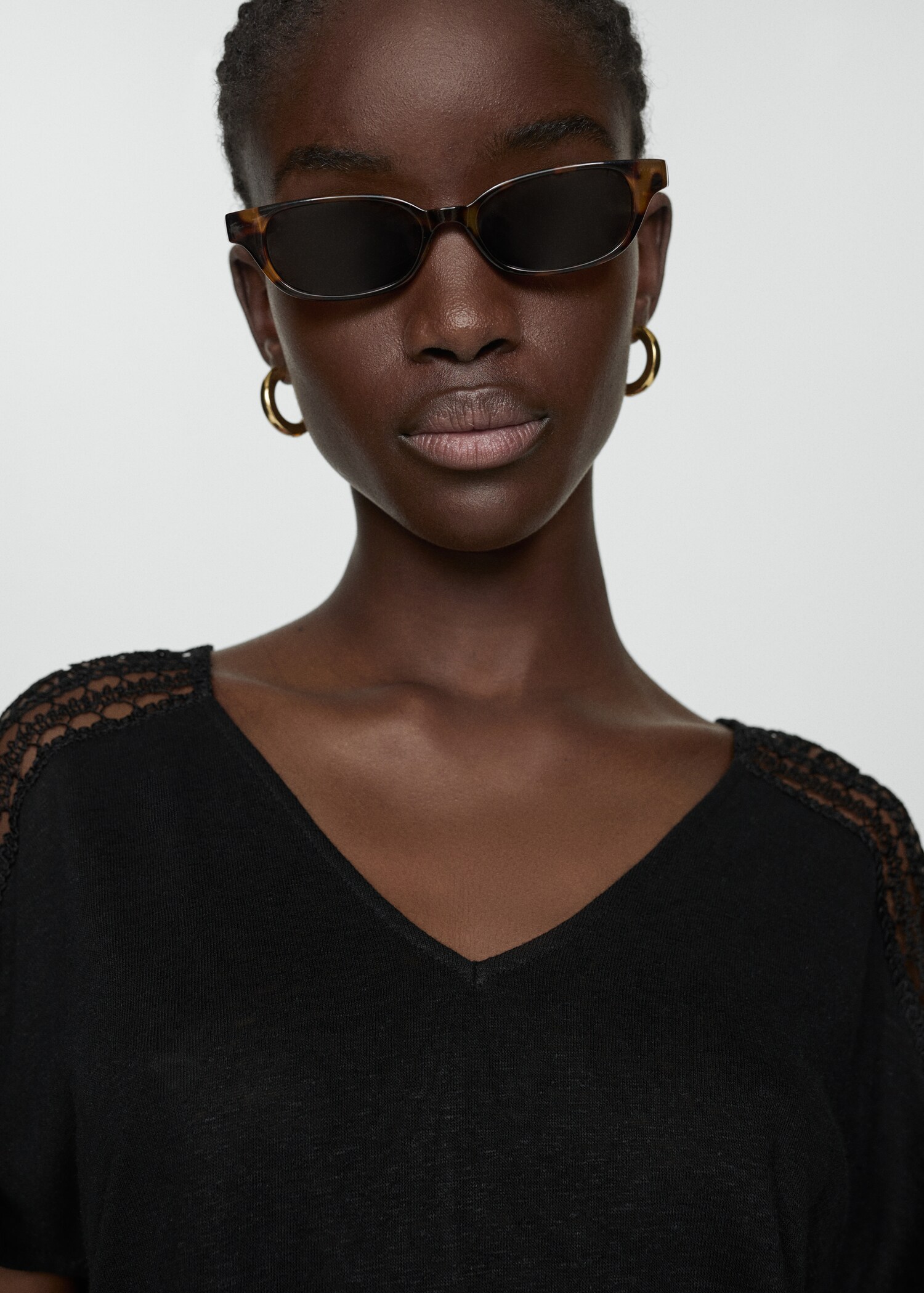 Футболка с перфорацией - Женщины | MANGO Россия (Российская Федерация)