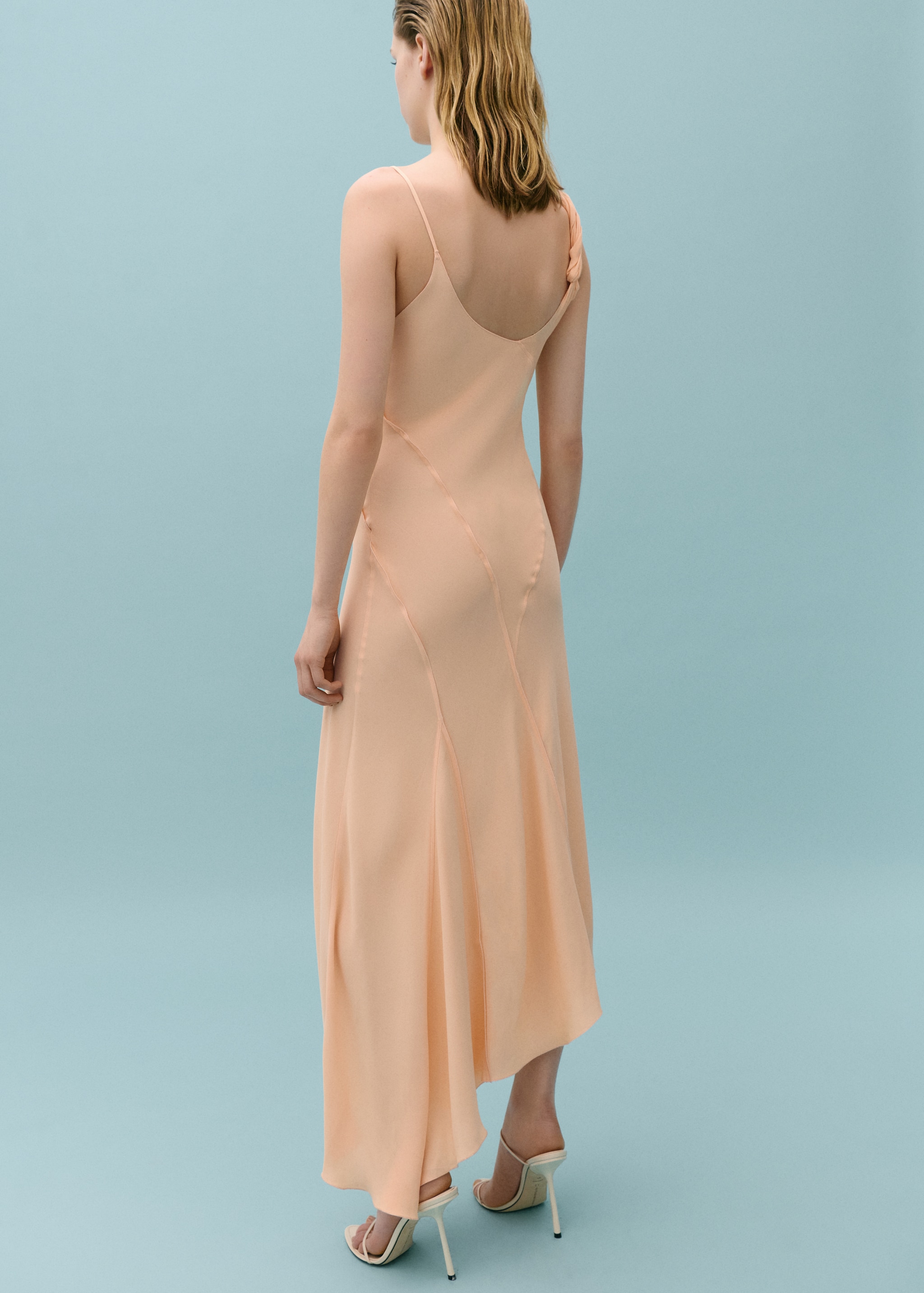 Асимметричное платье с декоративными строчками - Обратная сторона изделия