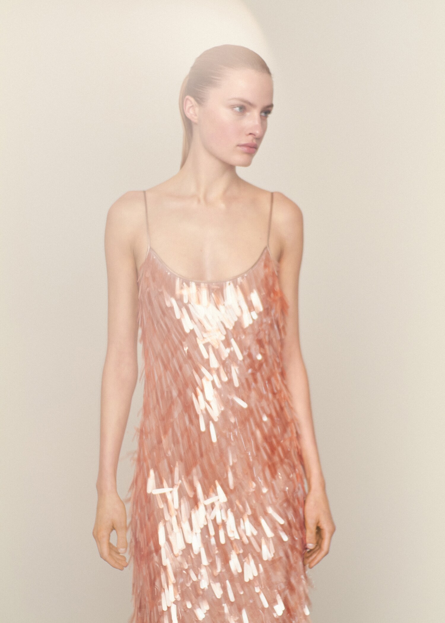 Low-cut teardrop sequinned dress - Medium plane