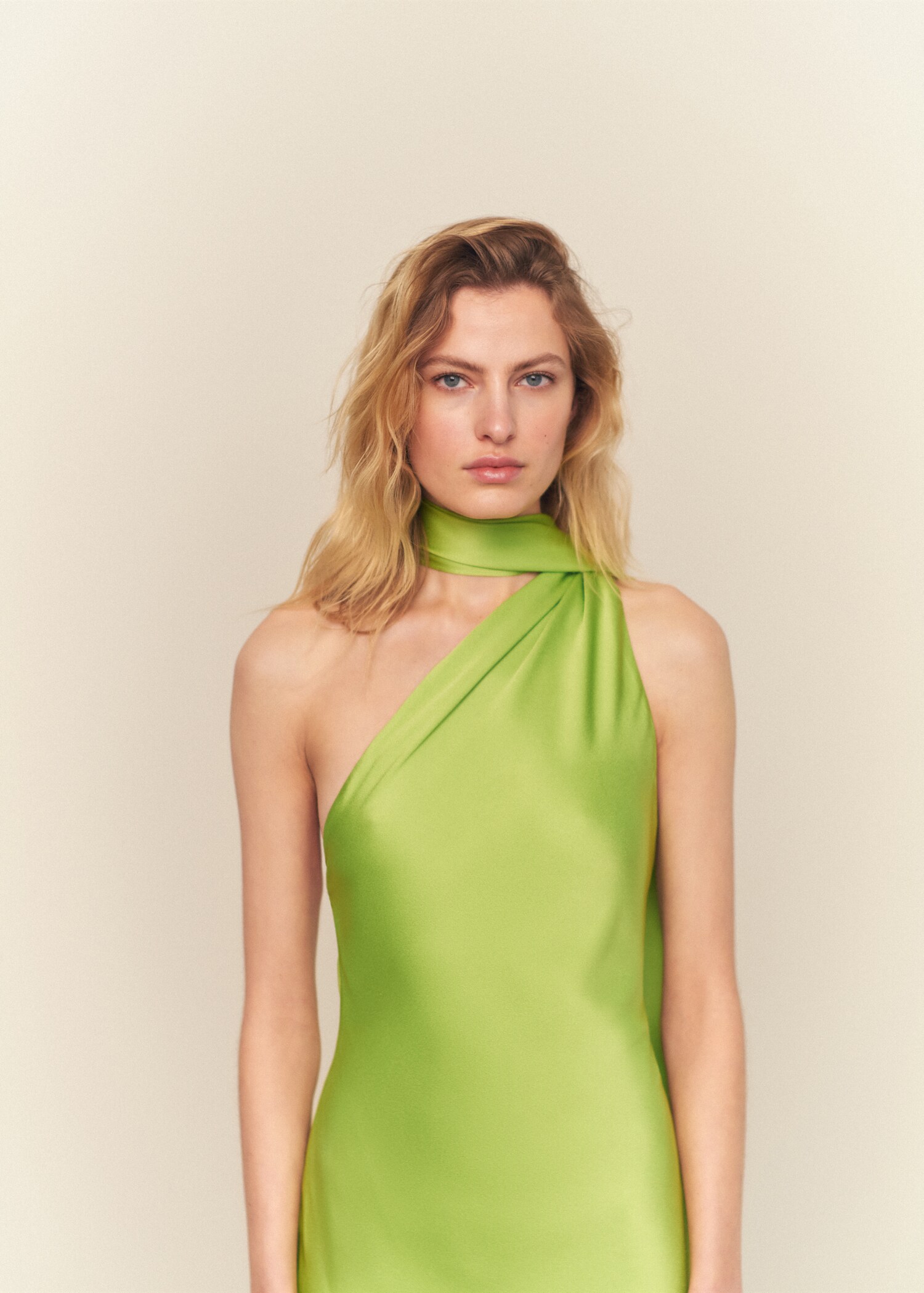 Vestido asimétrico cuello lazada - Plano medio