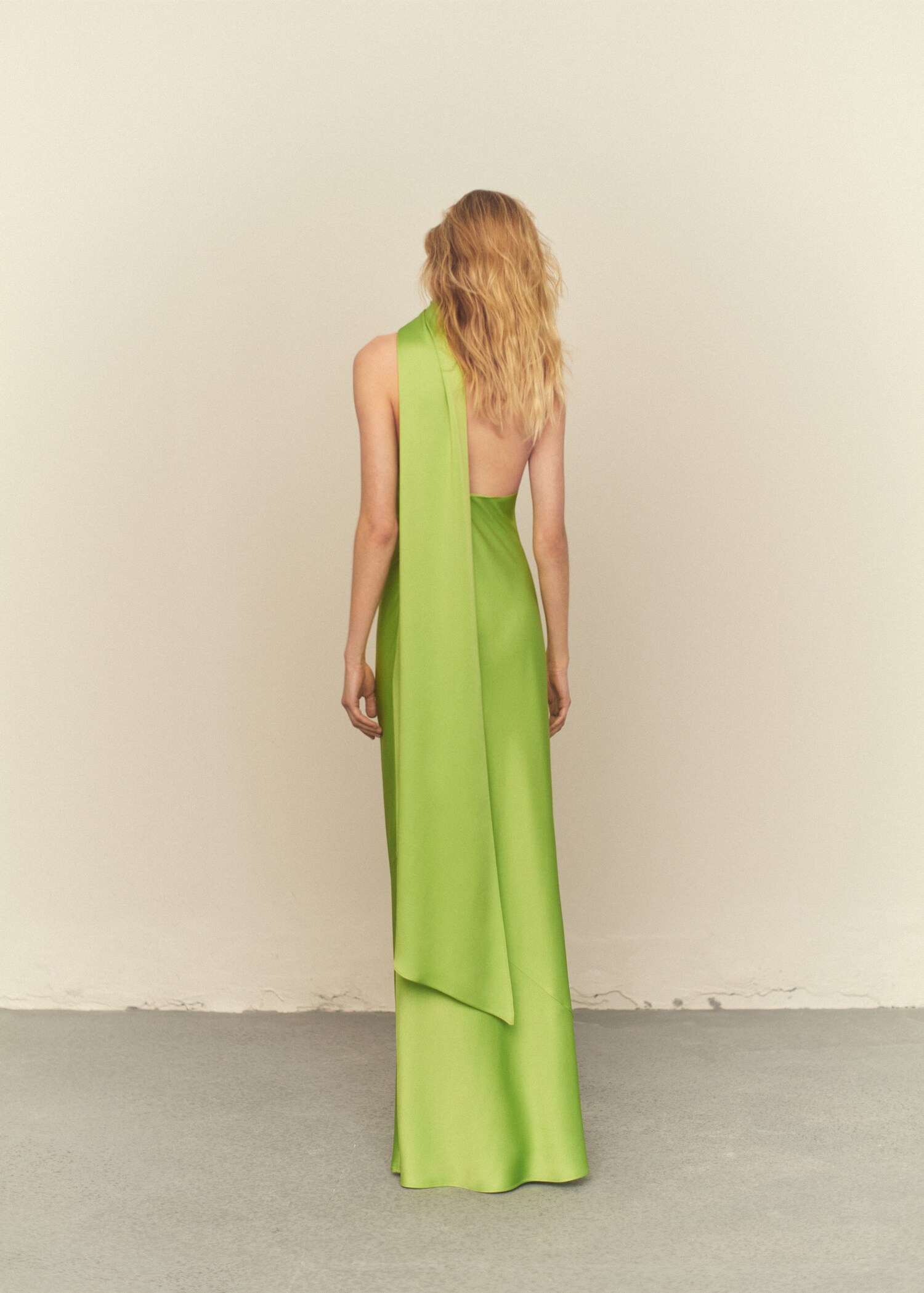 Vestido asimétrico cuello lazada - Reverso del artículo