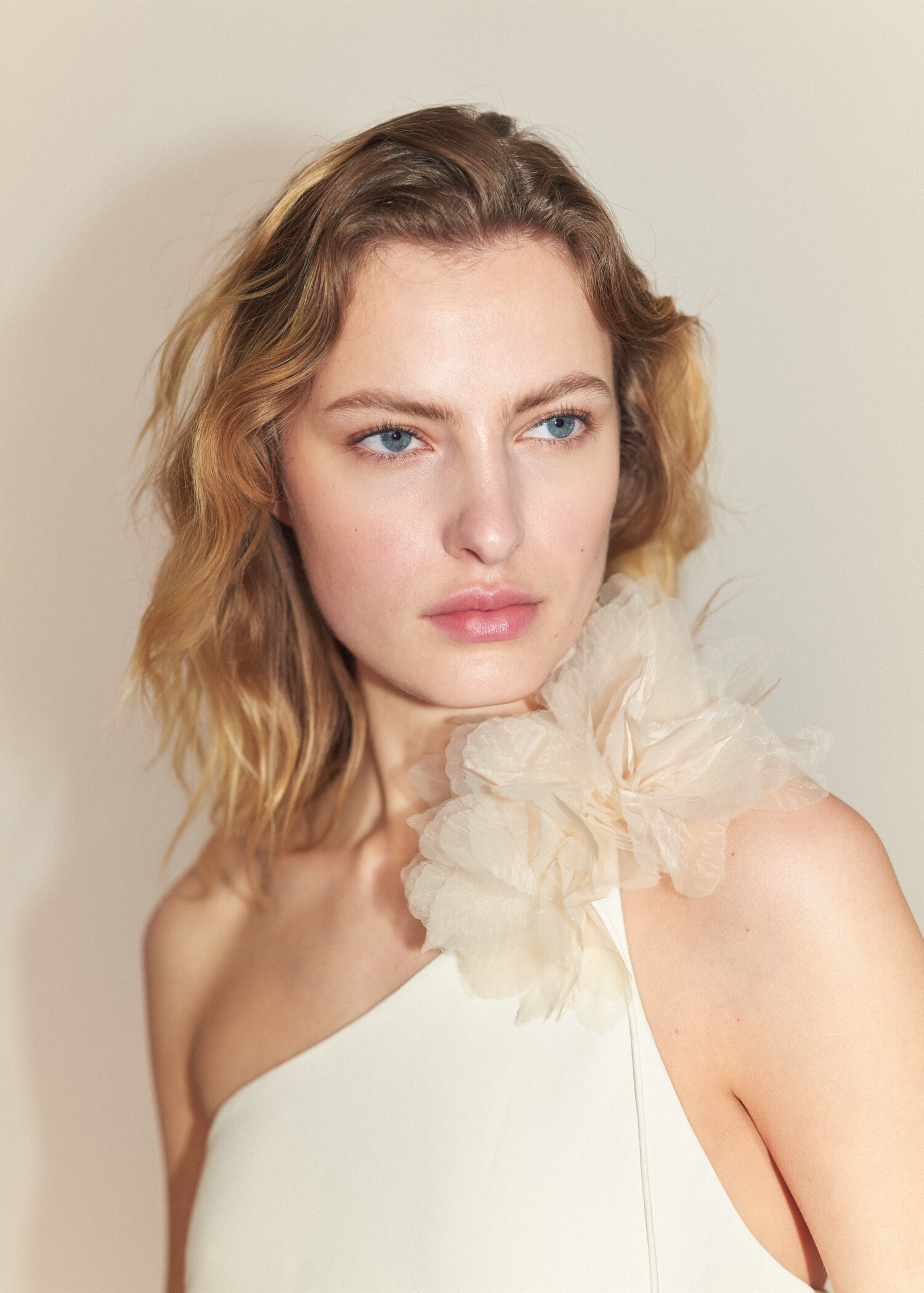 Asymmetrical dress with flower detail - Details of the article 1