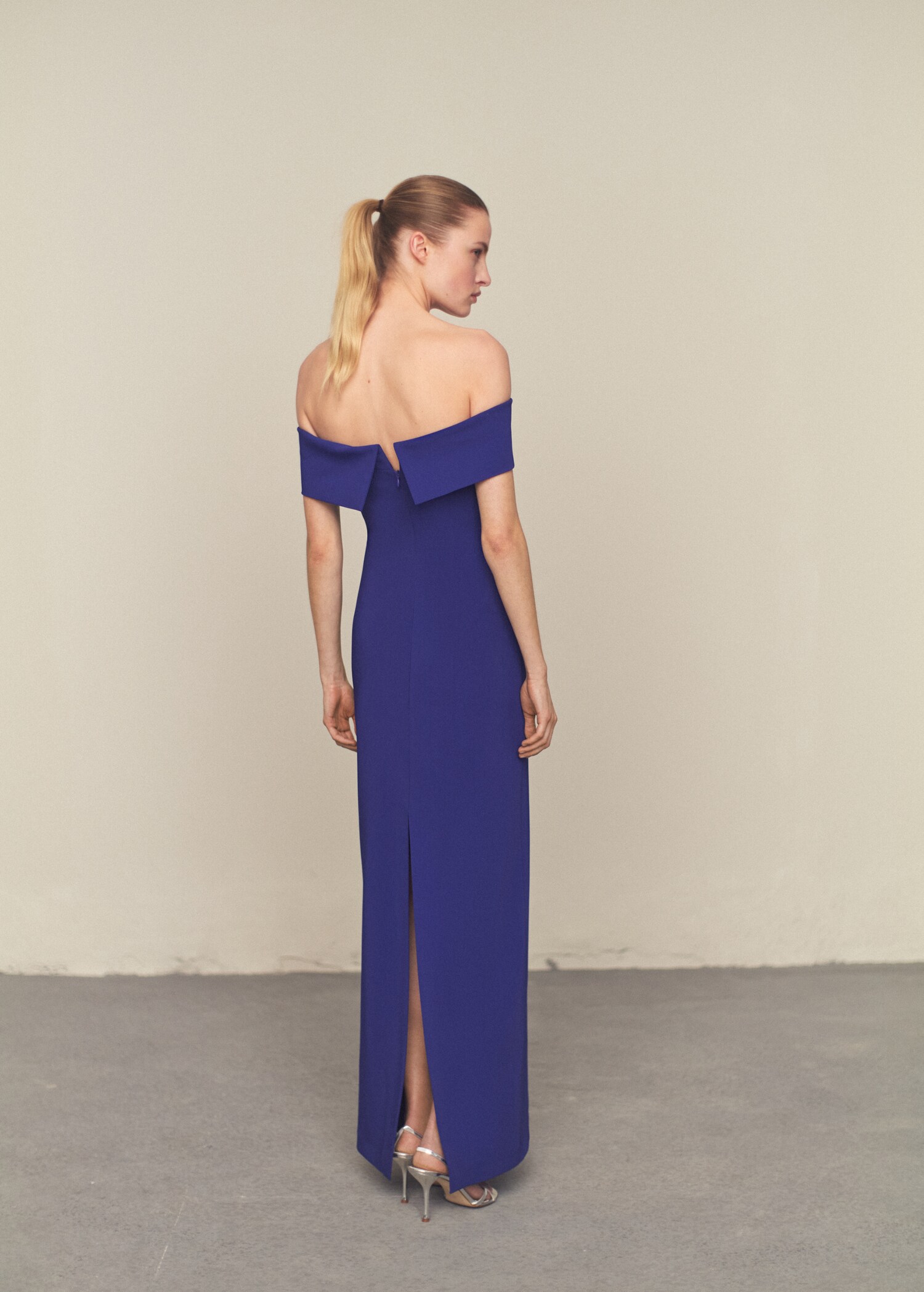 Vestido hombros descubiertos detalle abertura - Reverso del artículo