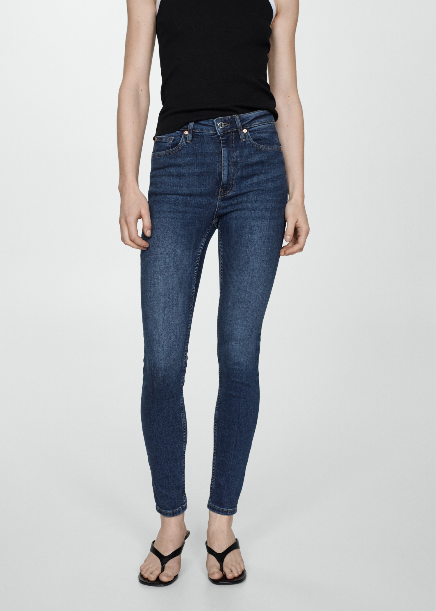 Jean skinny taille haute  - Plan moyen