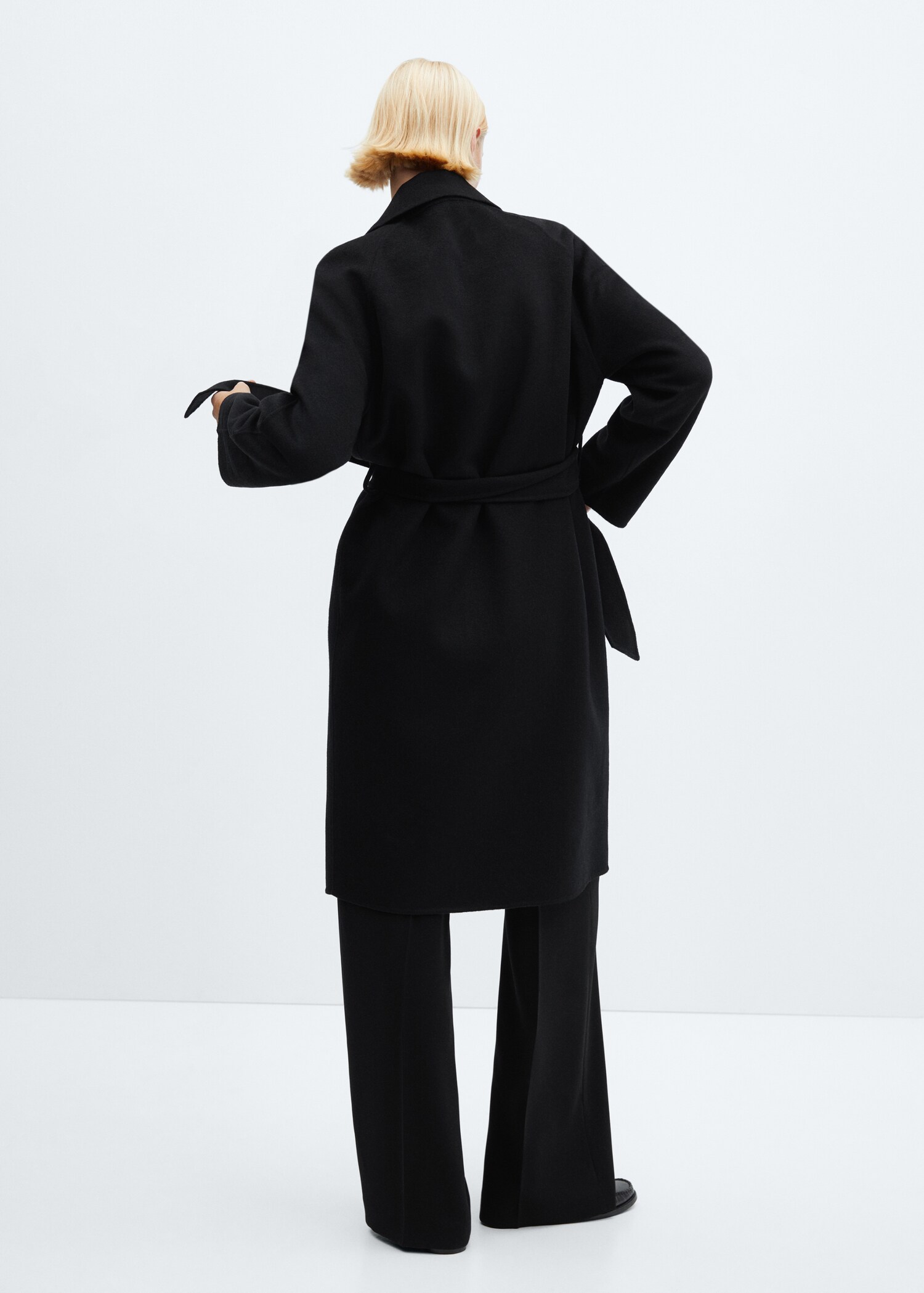 Wool coat with handmade belt - Reverse of the article