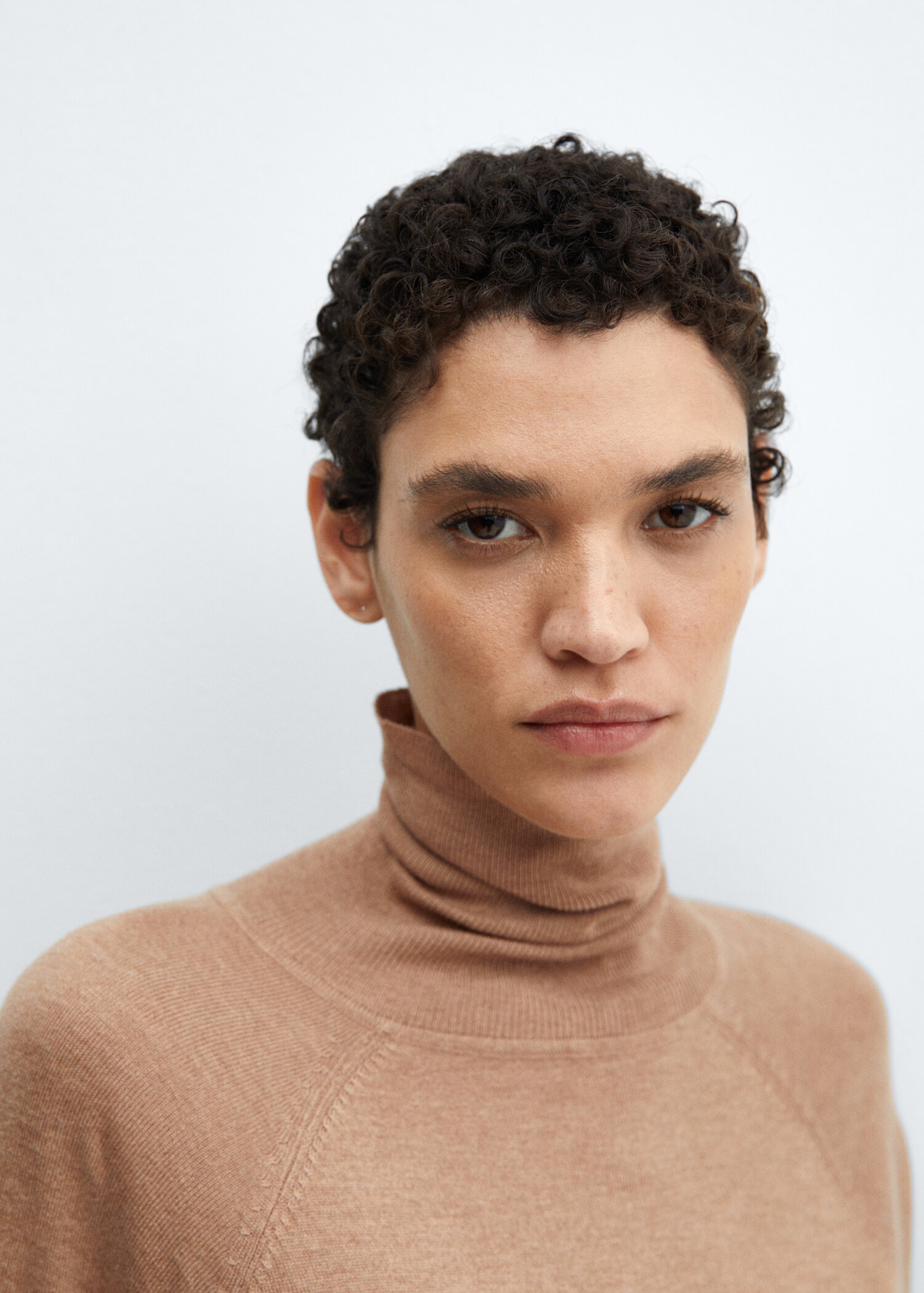 Fine-knit turtleneck sweater - Details of the article 1