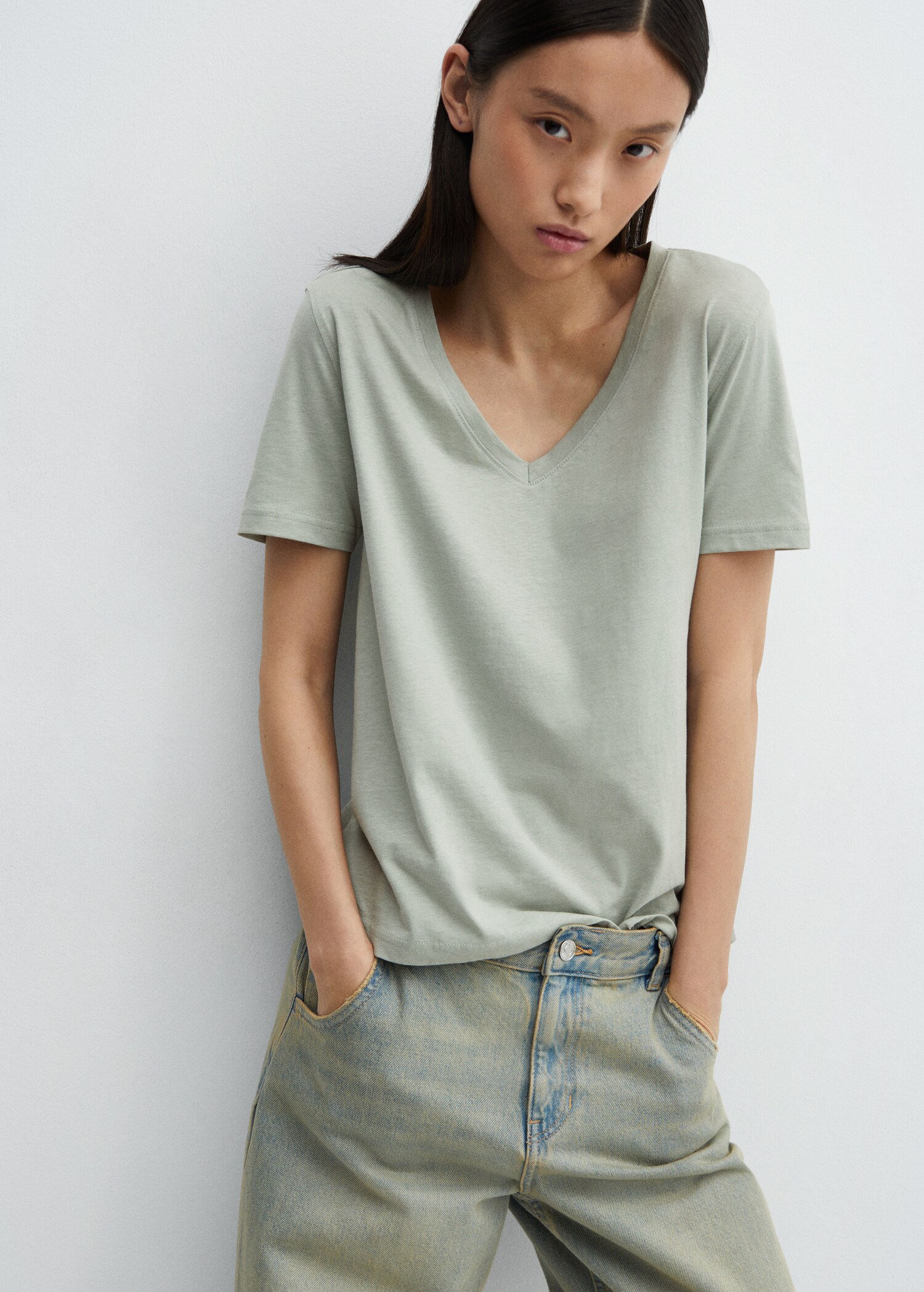 100% cotton V-neck t-shirt - Details of the article 2