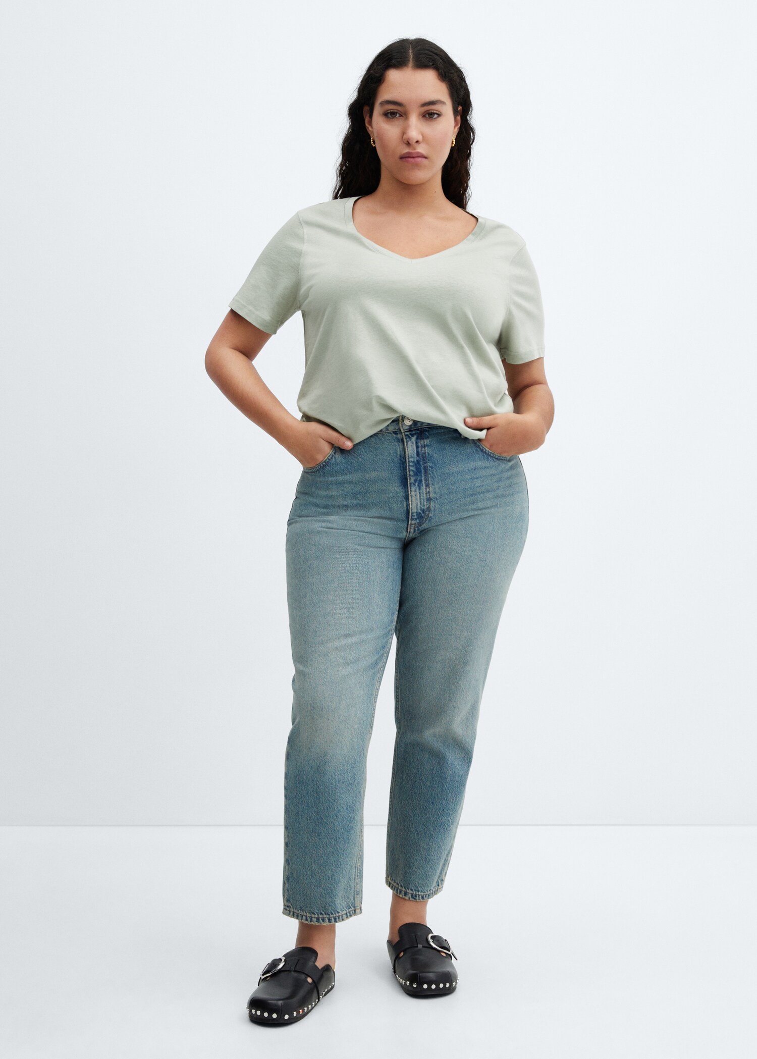 100% cotton V-neck t-shirt - Details of the article 3