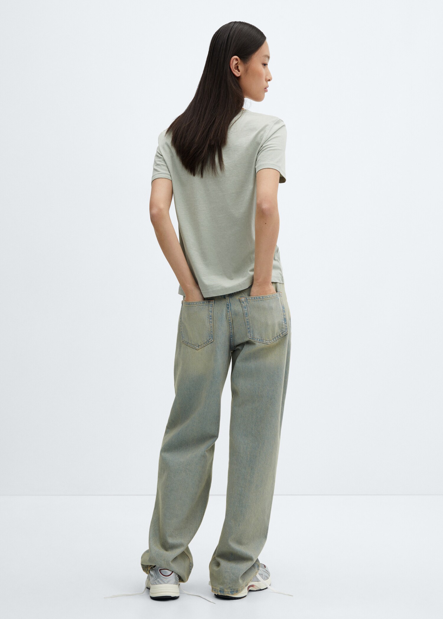 100% cotton V-neck t-shirt - Reverse of the article