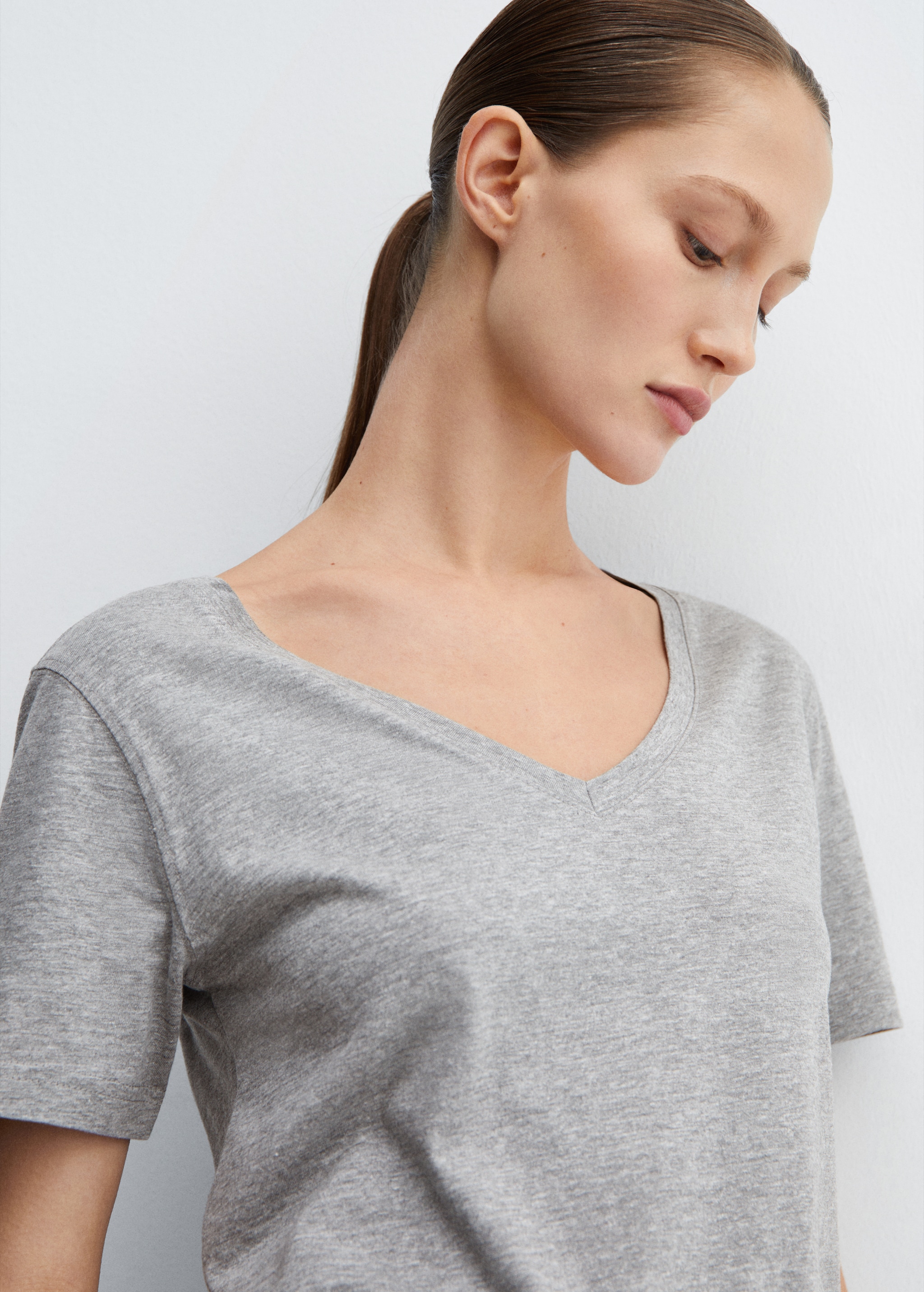 Camiseta cuello pico 100% algodón - Detalle del artículo 1