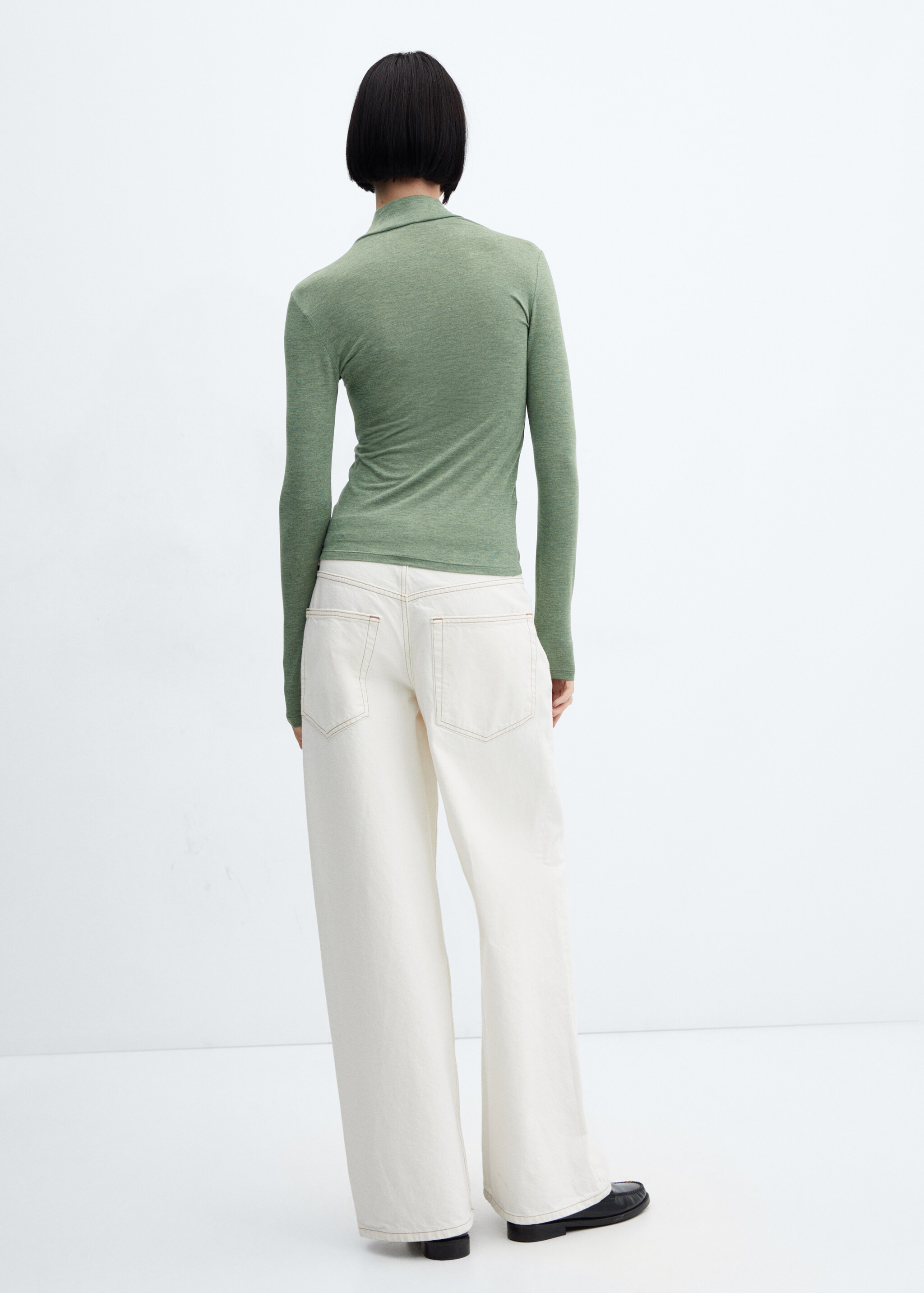 Turtleneck long-sleeved t-shirt - Reverse of the article