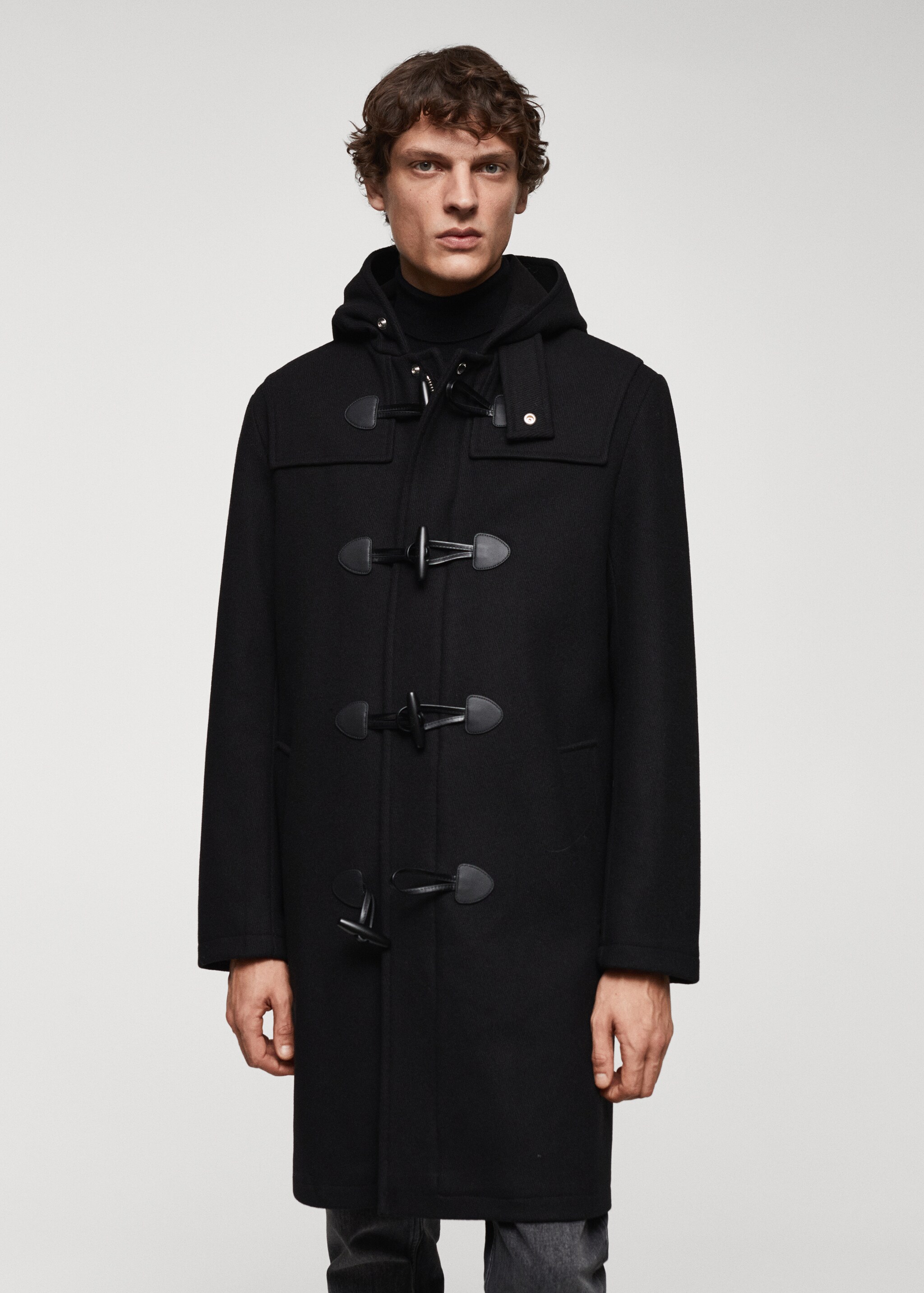 Пальто из шерсти с капюшоном и пуговицами-клыками - Средний план