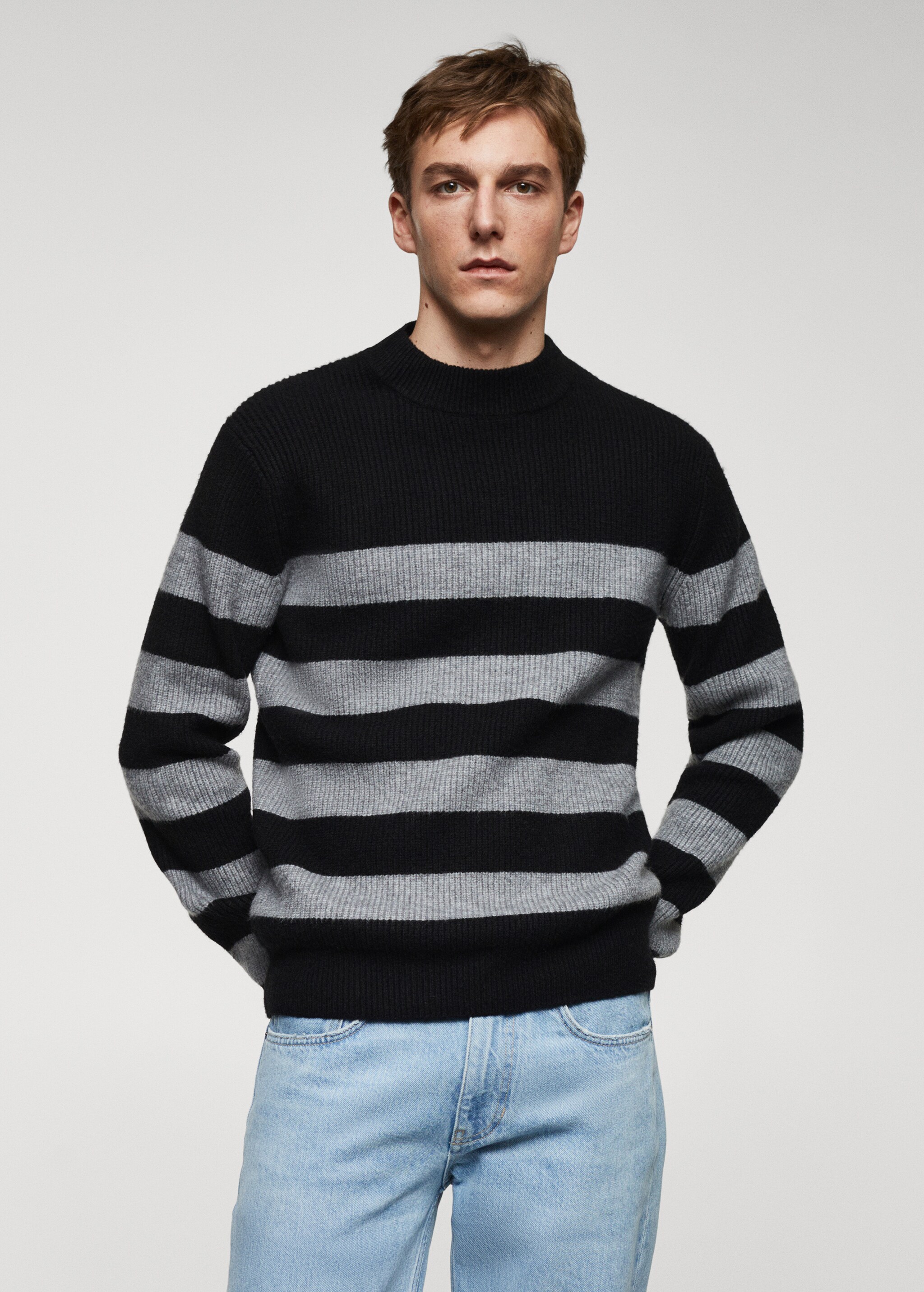 Sweter w paski z półgolfem - Plan średni
