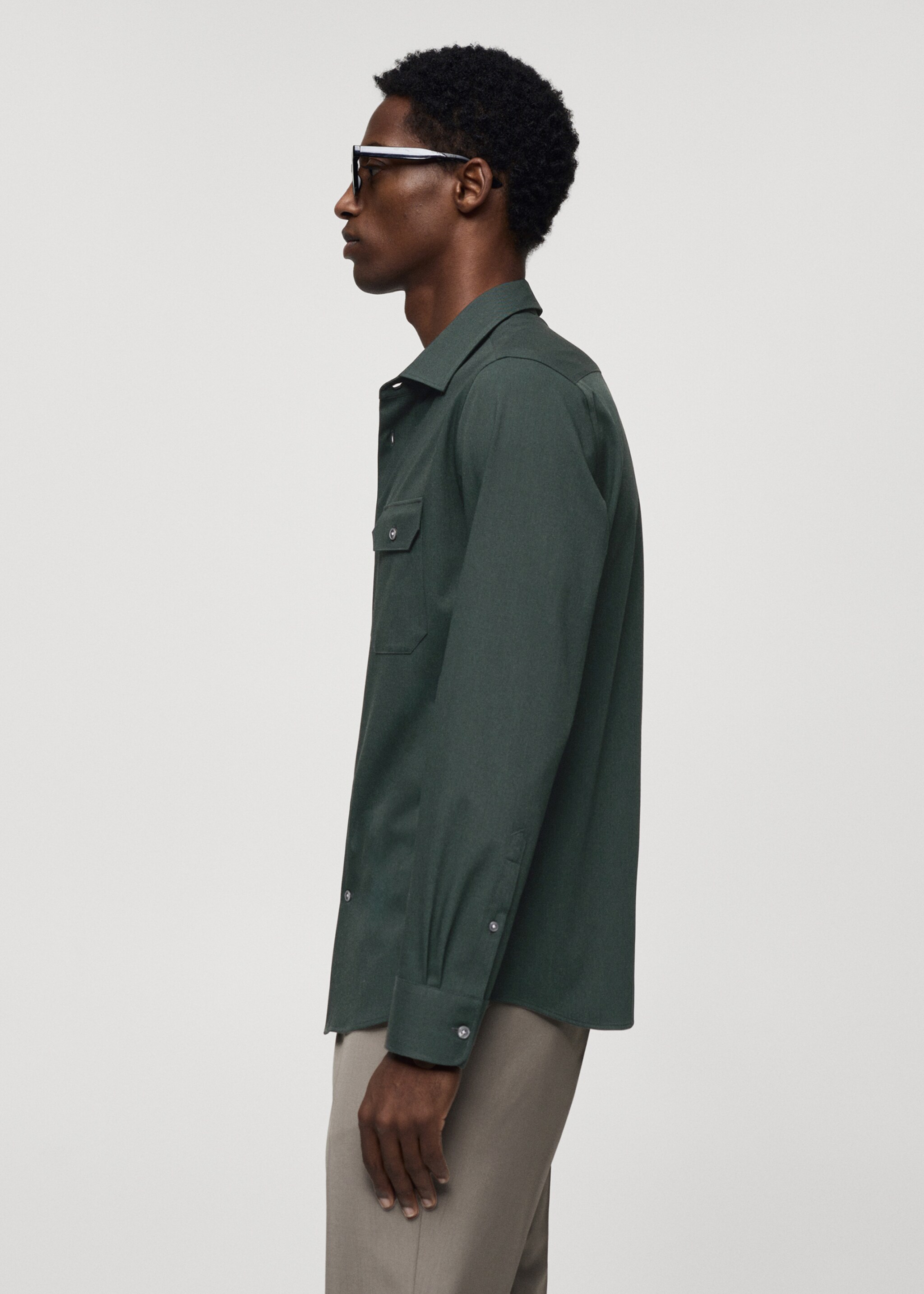 Sobrecamisa bolsillos tejido comfort stretch - Detalle del artículo 2, Khaki. Ref: 67014451-00.