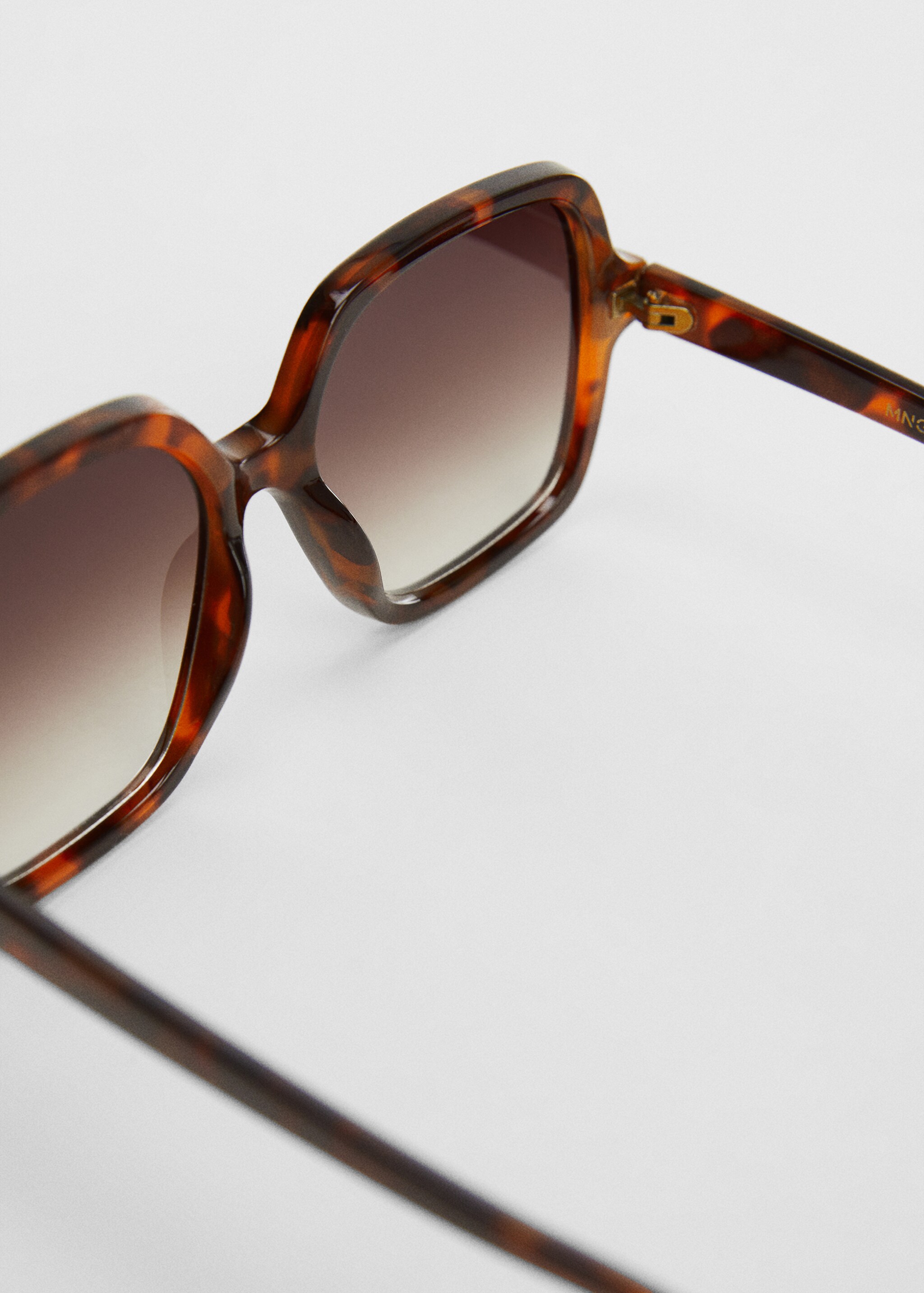 Солнцезащитные очки в квадратной оправе - Деталь изделия 1