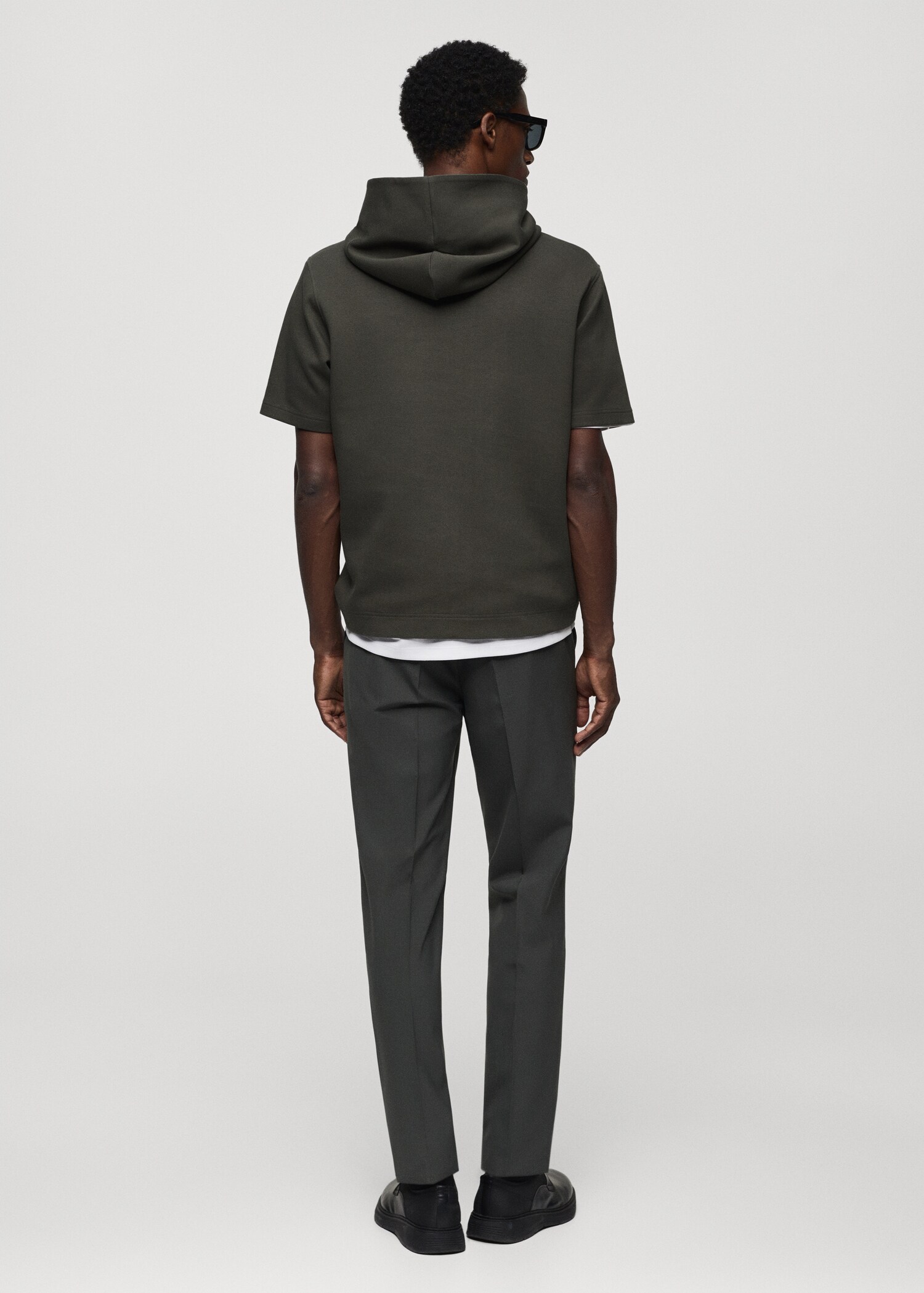Short-sleeved hooded sweatshirt - Reverse of the article