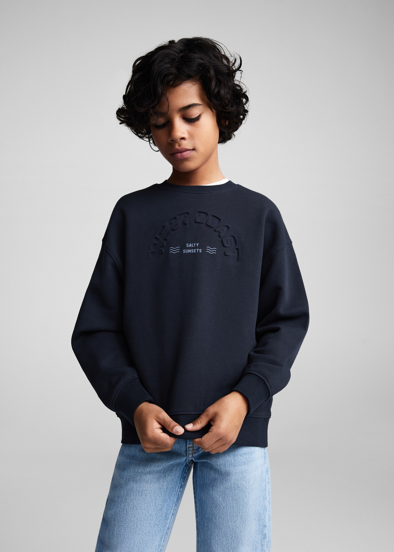 Sudadera mensaje relieve - Plano medio