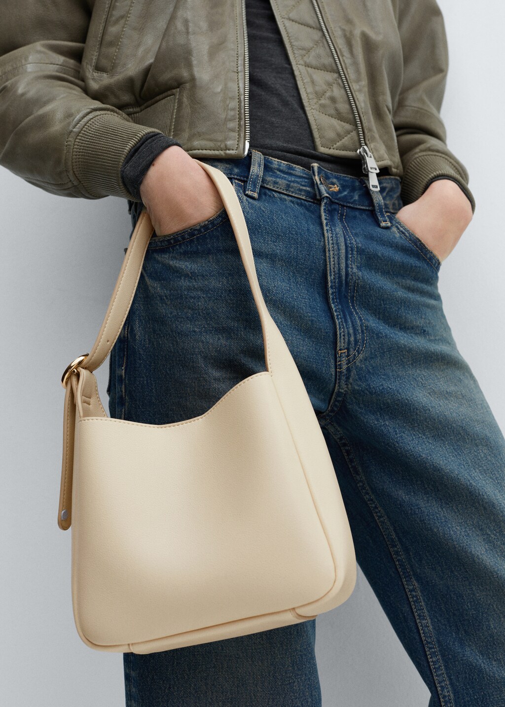 Shoulder bag with buckle | MANGO China
