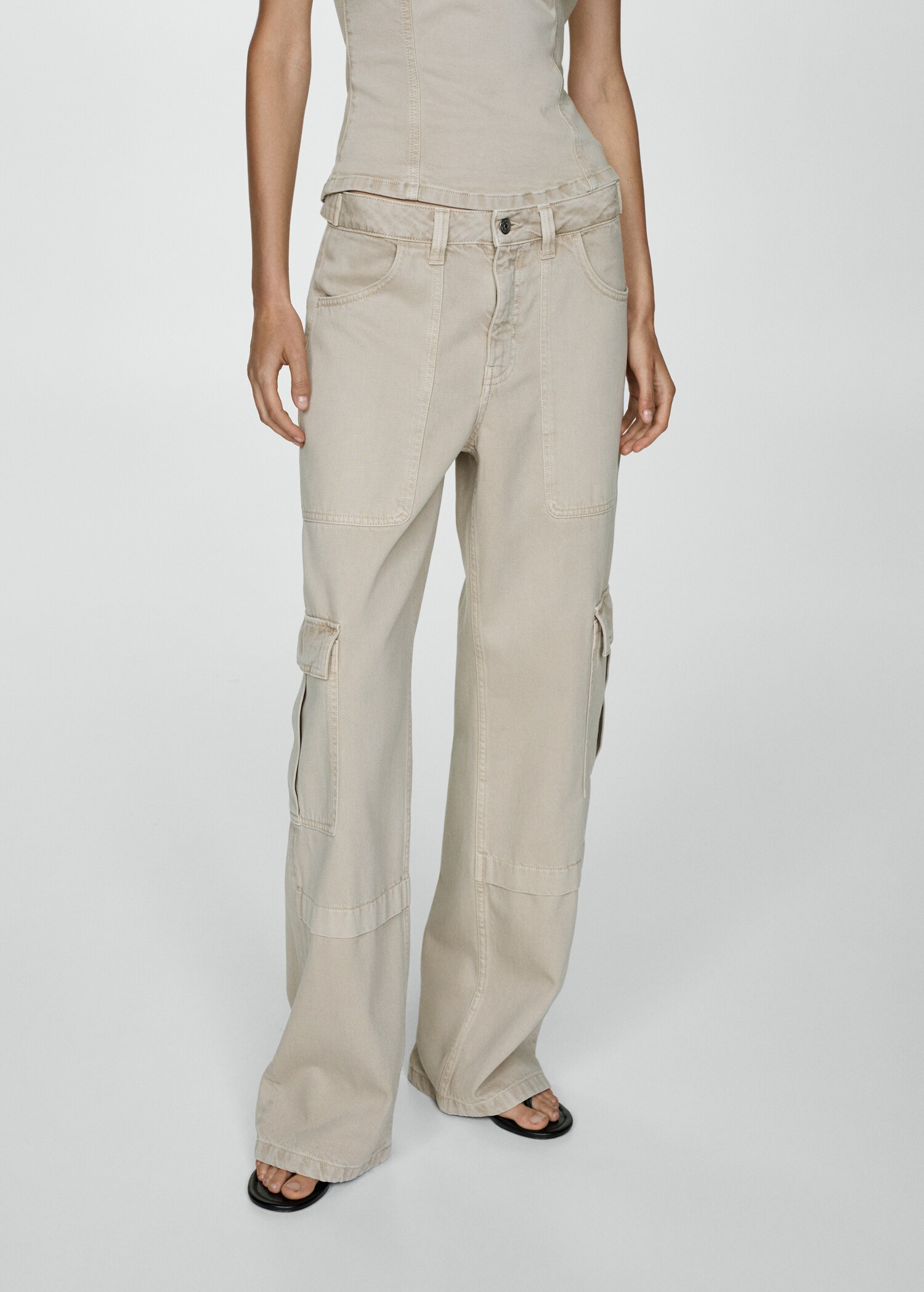 Jeans cargo bolsillos - Plano medio