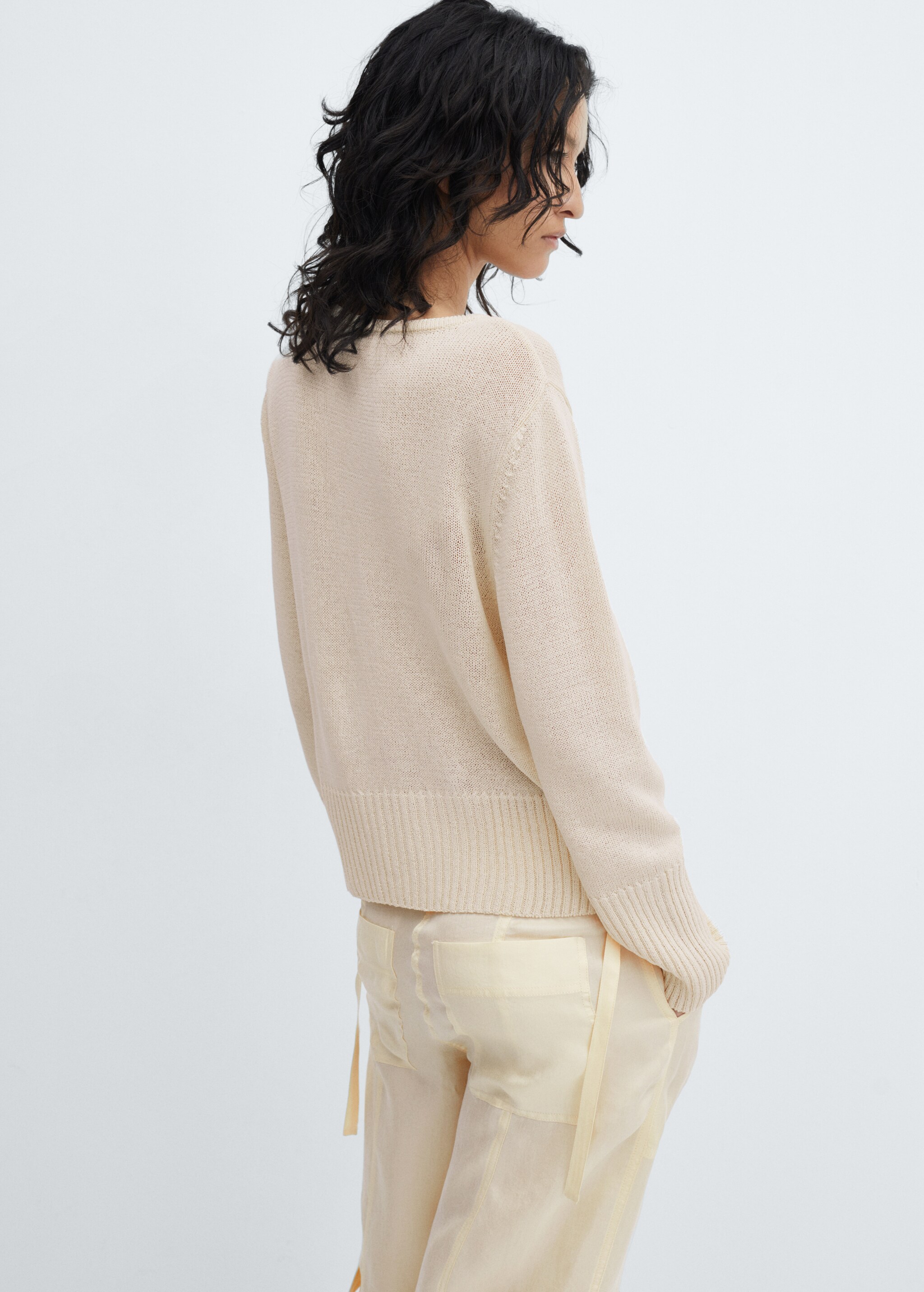 Pullover crossover with slit detail - Reverse of the article