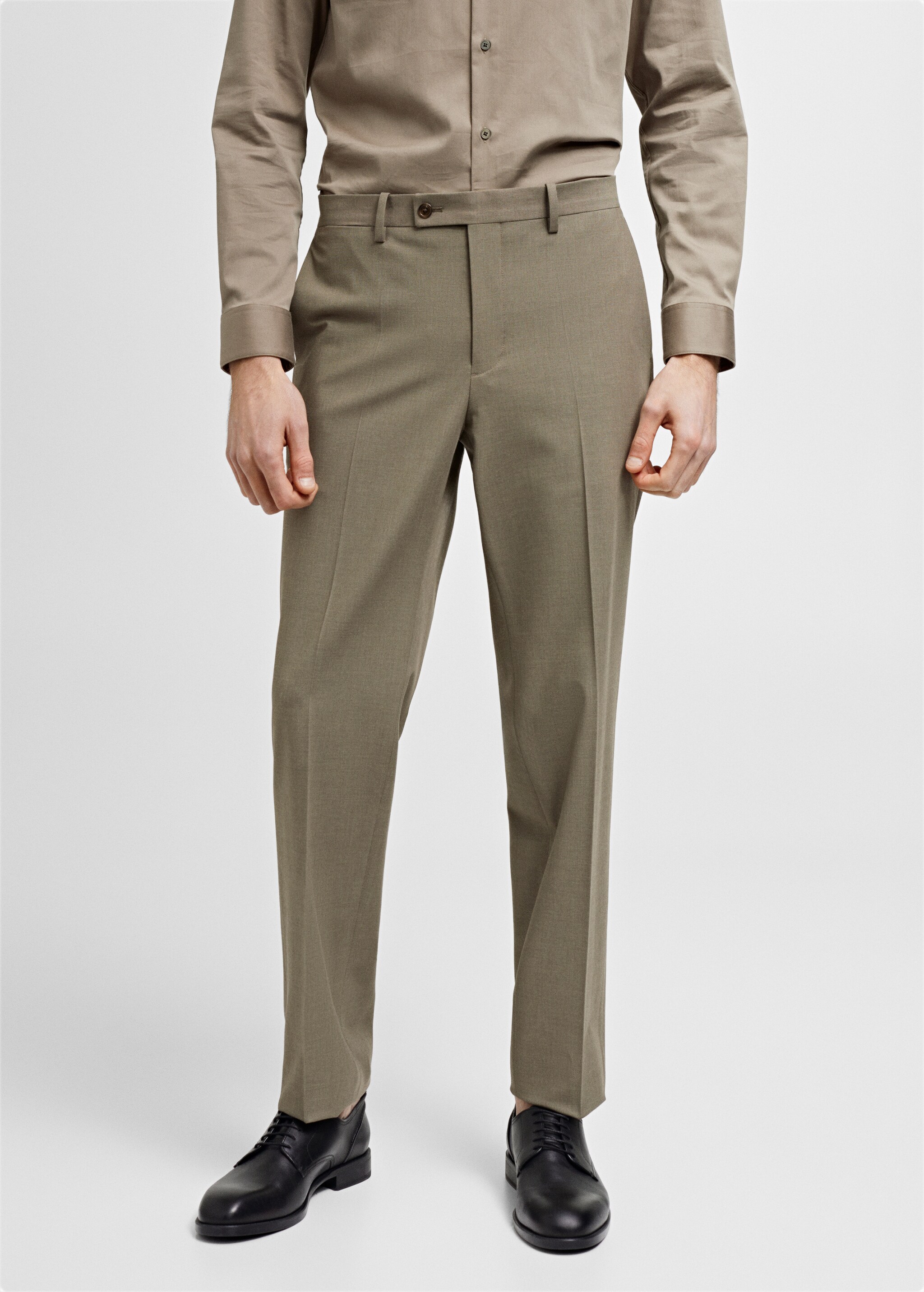 Костюмные брюки slim fit из ткани стретч - Средний план