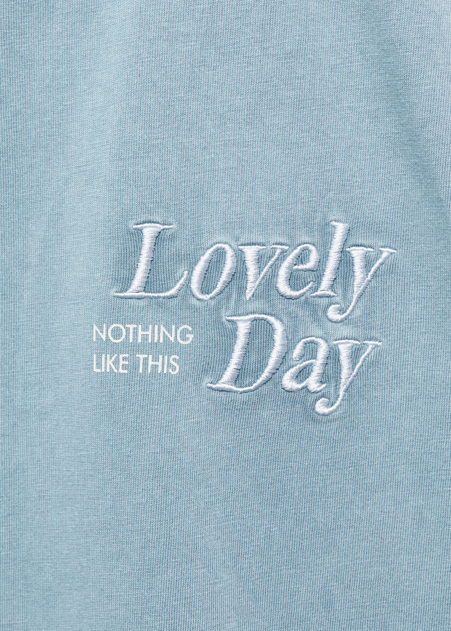 T-Shirt mit gestickter Aufschrift - Detail des Artikels 8